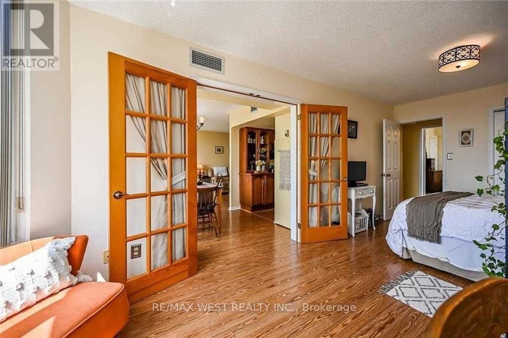 200 Limeridge Road W 406 Property Photo 7