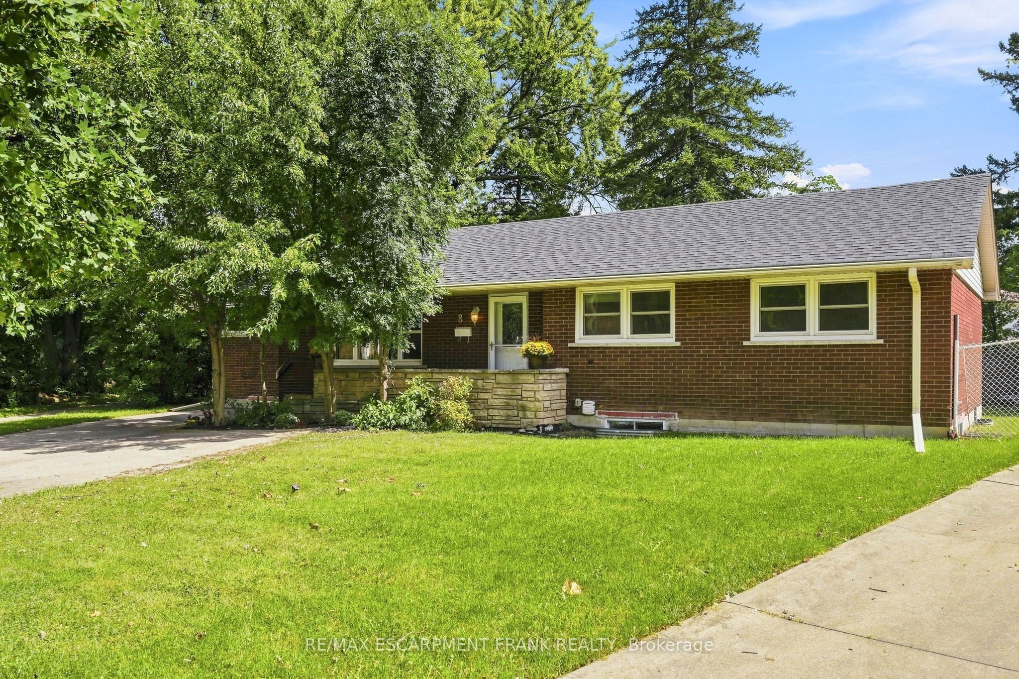 8 EMMING Court