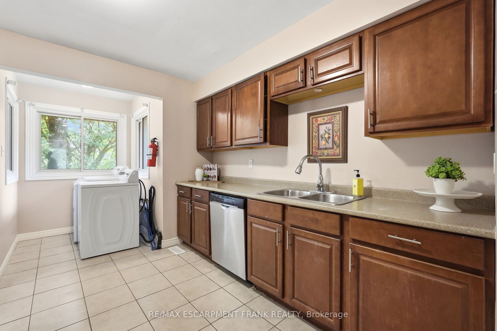 8 Emming Court Property Photo 10