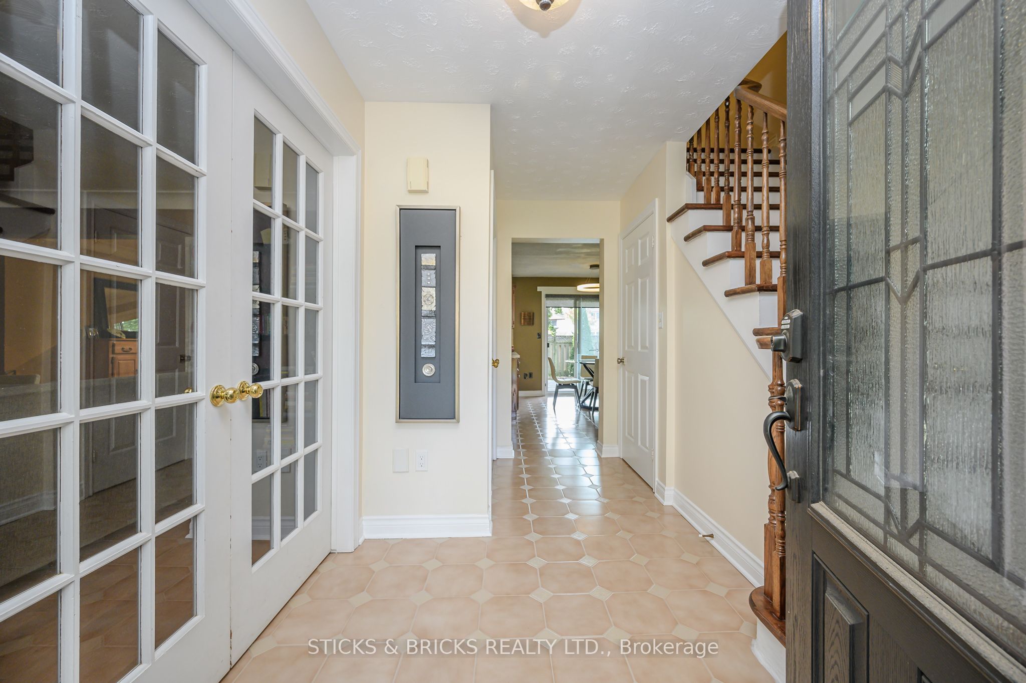 7102 Burbank Crescent Property Photo 4