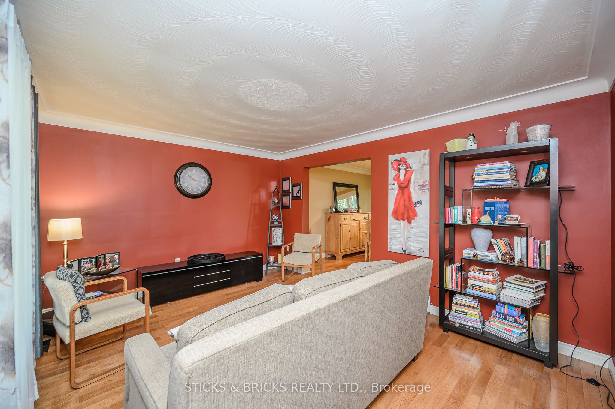 7102 Burbank Crescent Property Photo 5