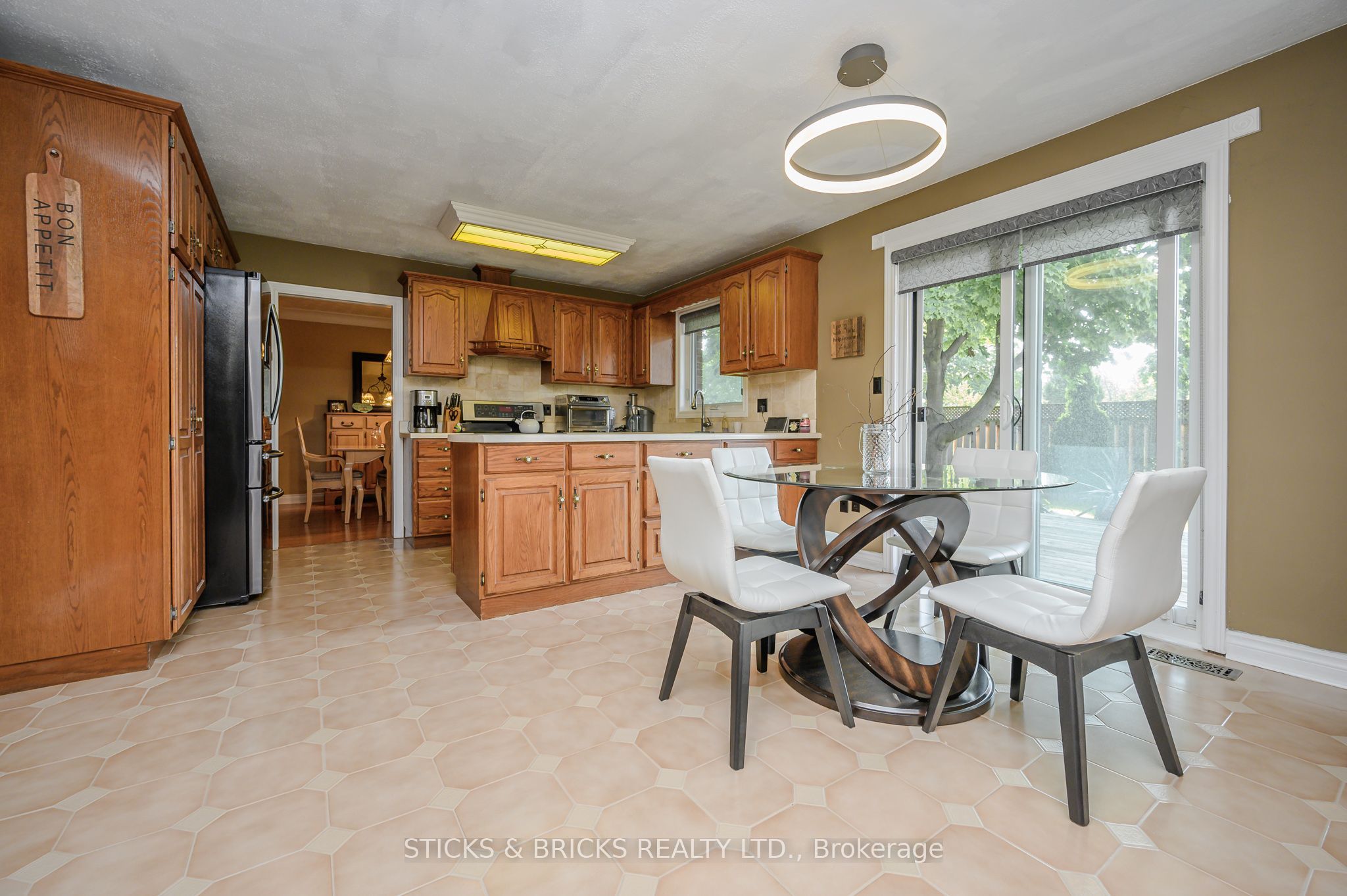 7102 Burbank Crescent Property Photo 8