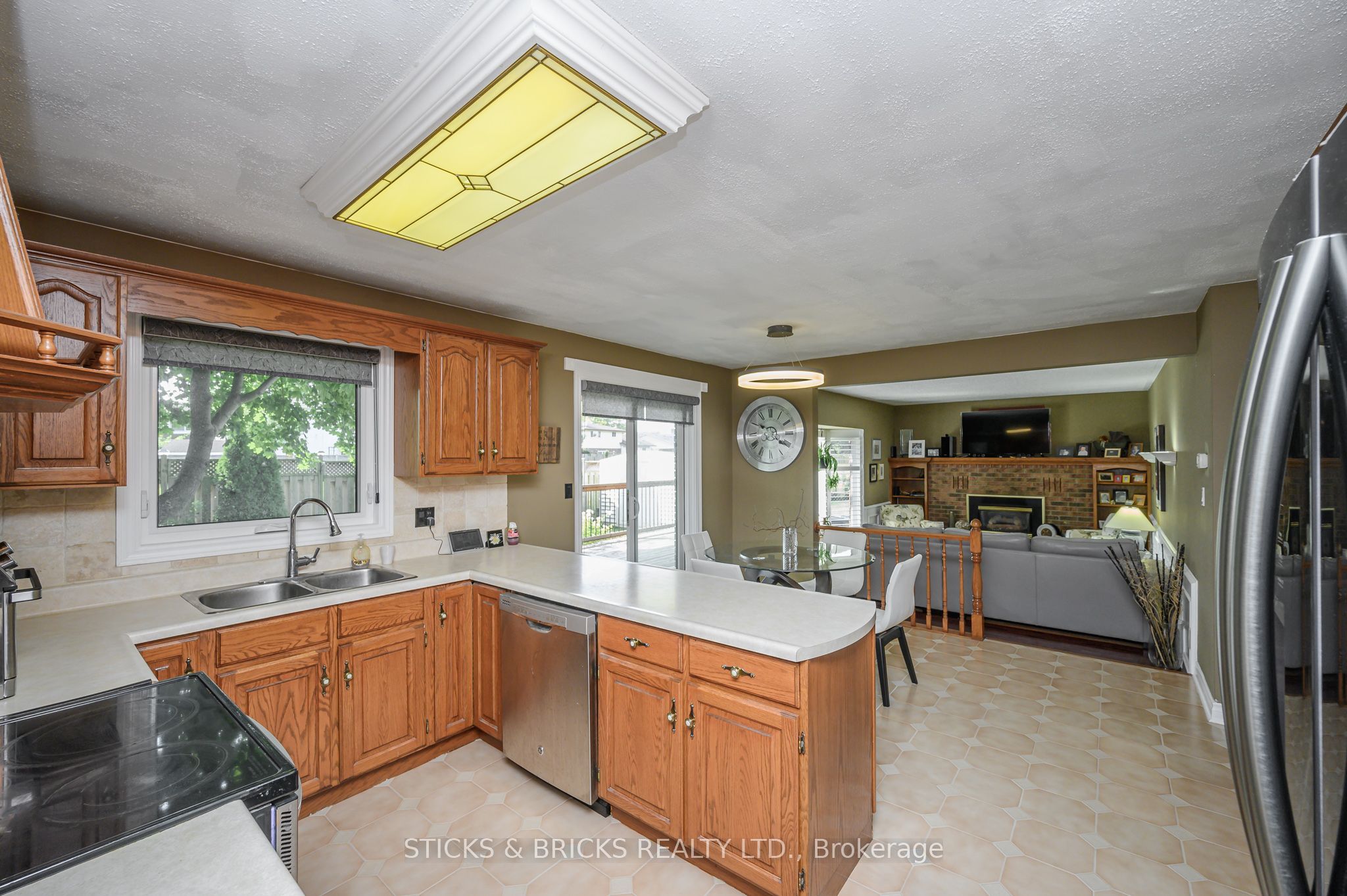 7102 Burbank Crescent Property Photo 11