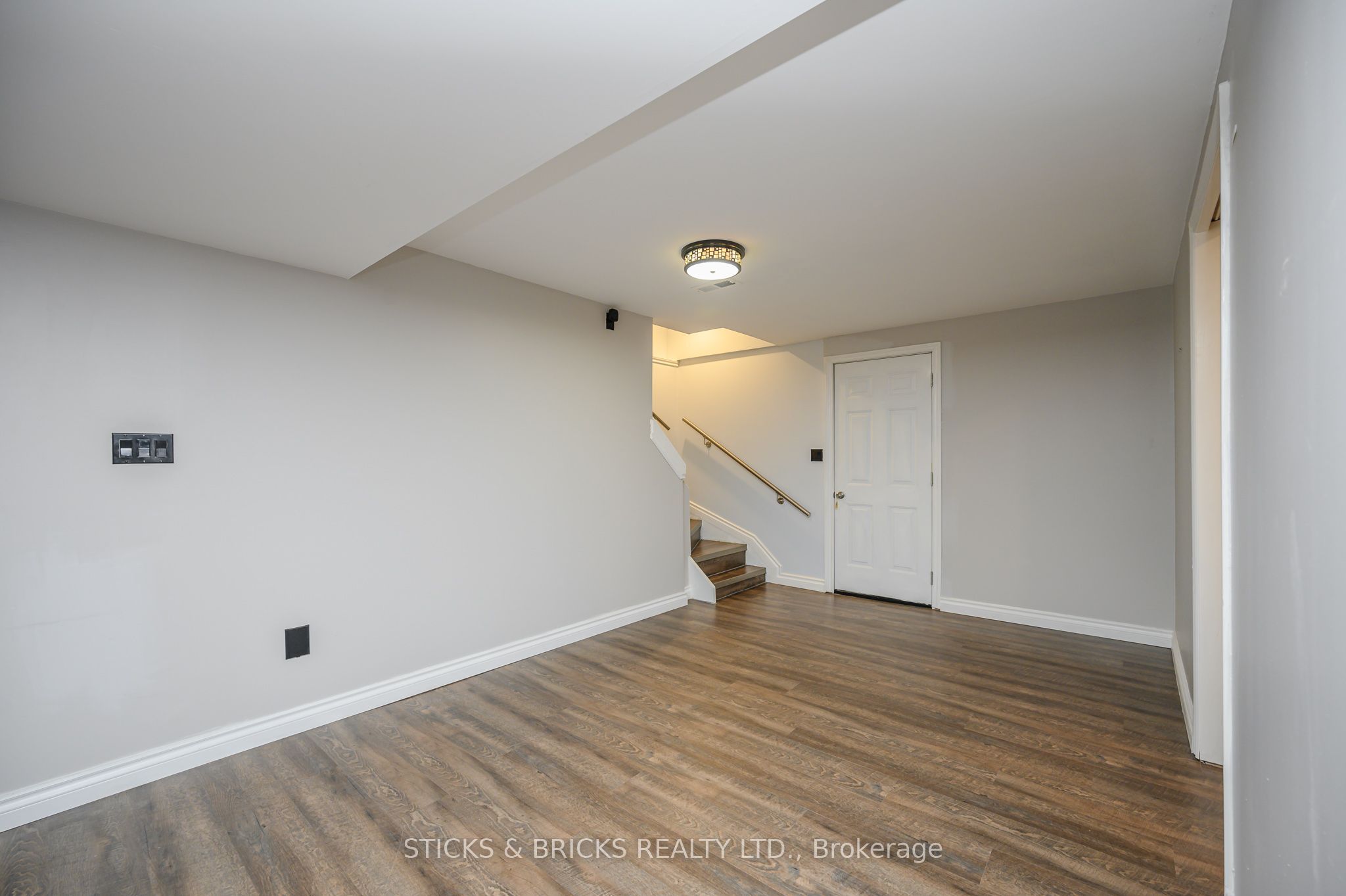 7102 Burbank Crescent Property Photo 16