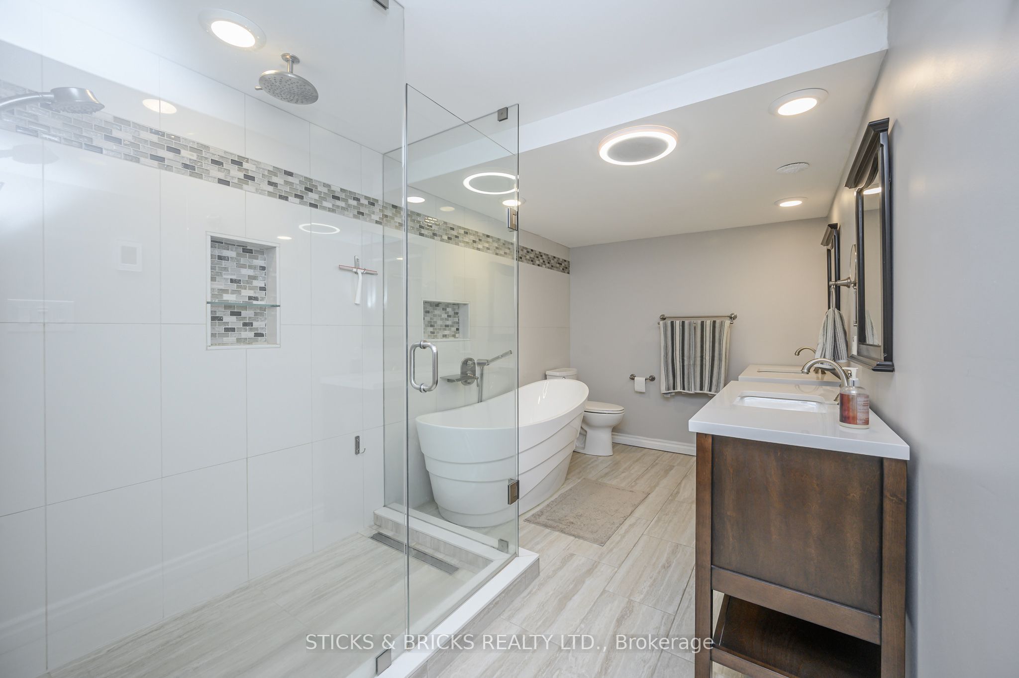 7102 Burbank Crescent Property Photo 22
