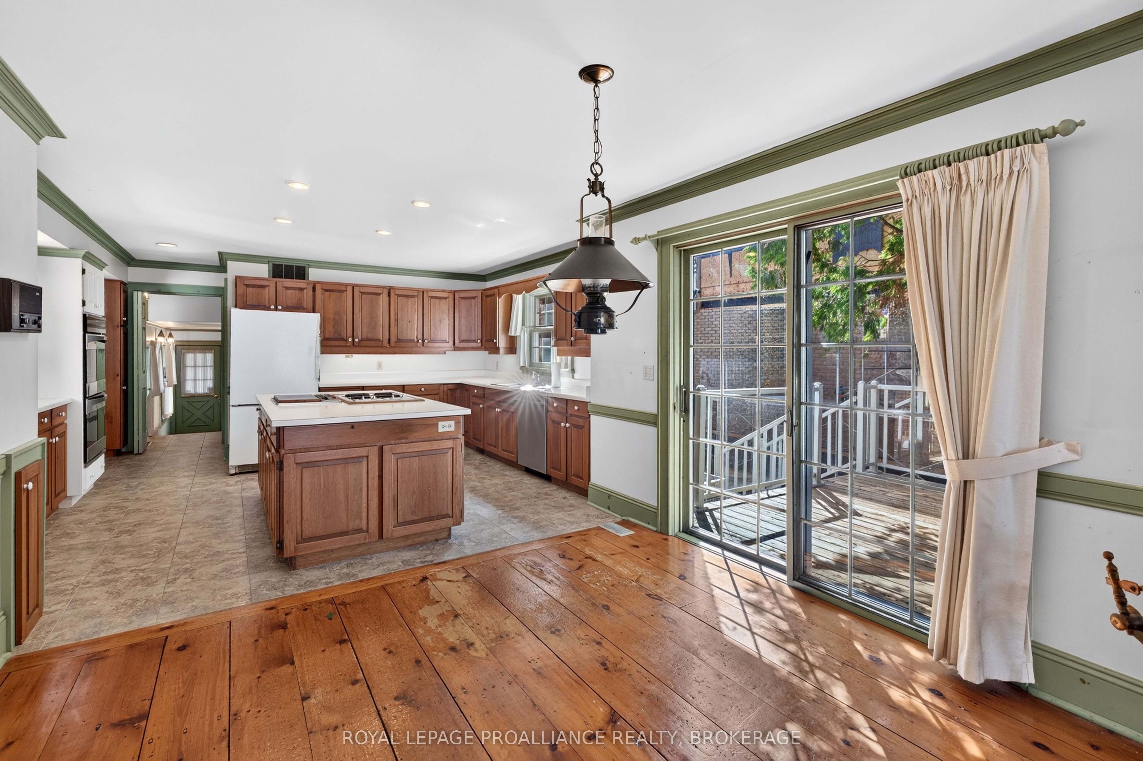 110 Lakeshore Boulevard Property Photo 16