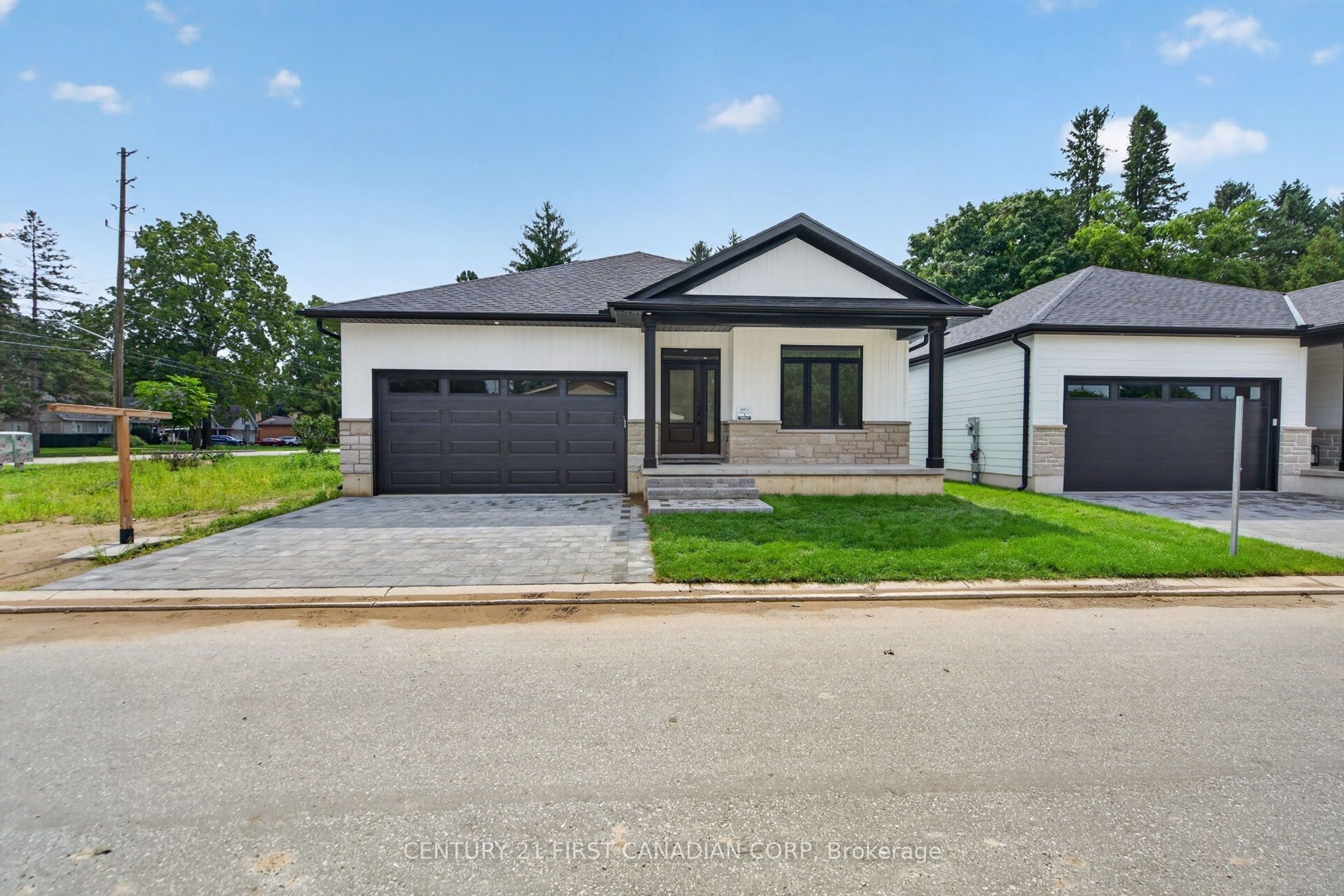 430 Head Street N 4 Property Photo 1