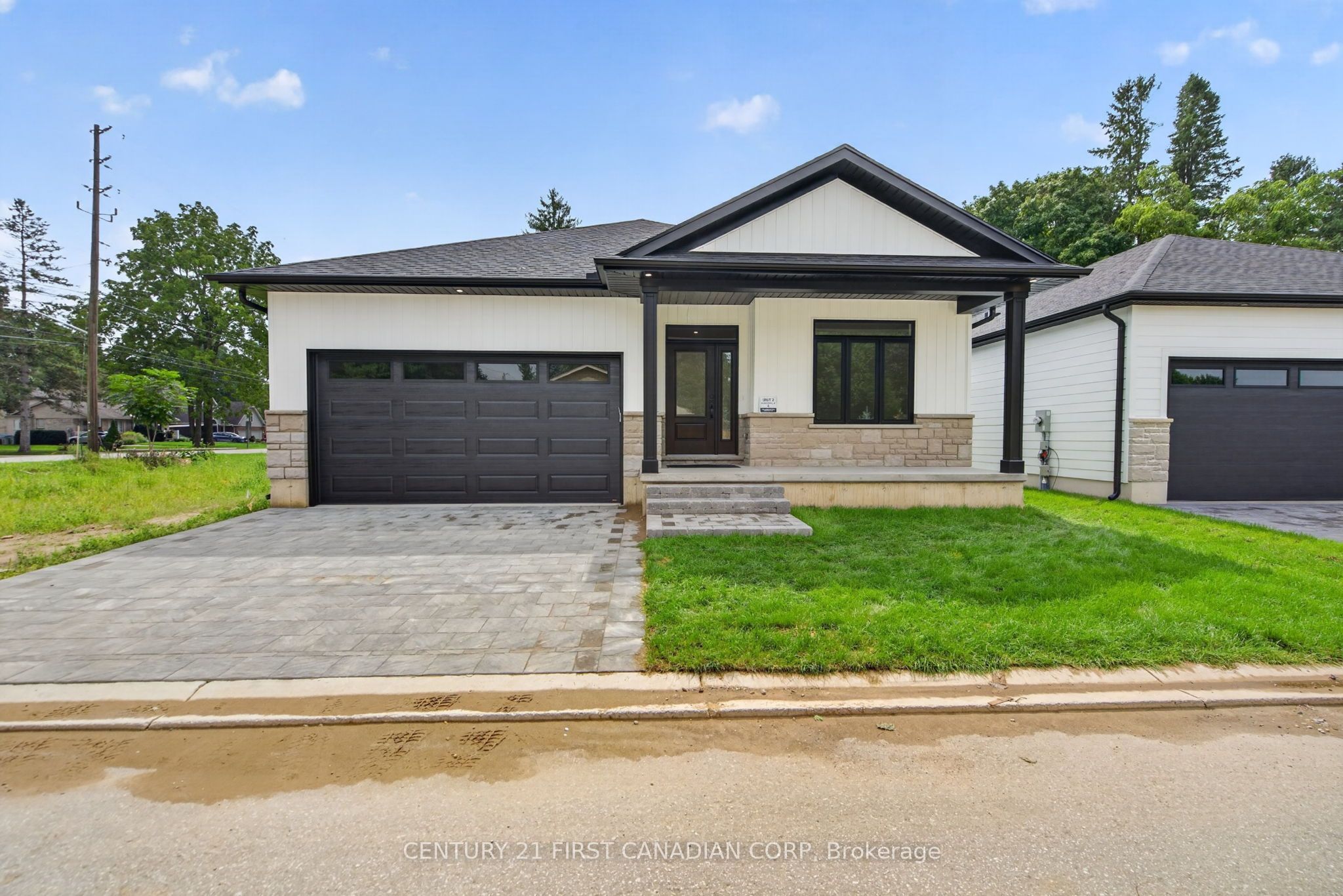430 Head Street N 4 Property Photo 2
