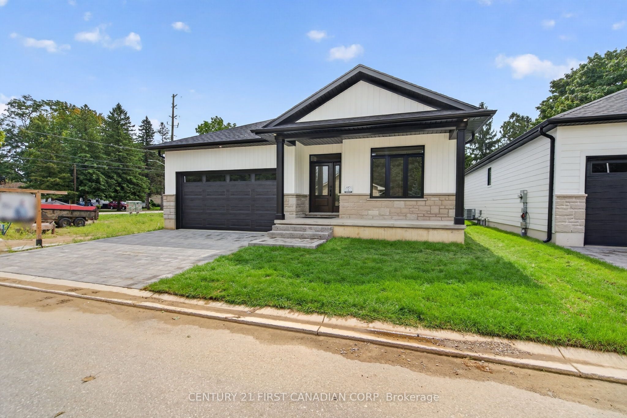 430 Head Street N 4 Property Photo 3