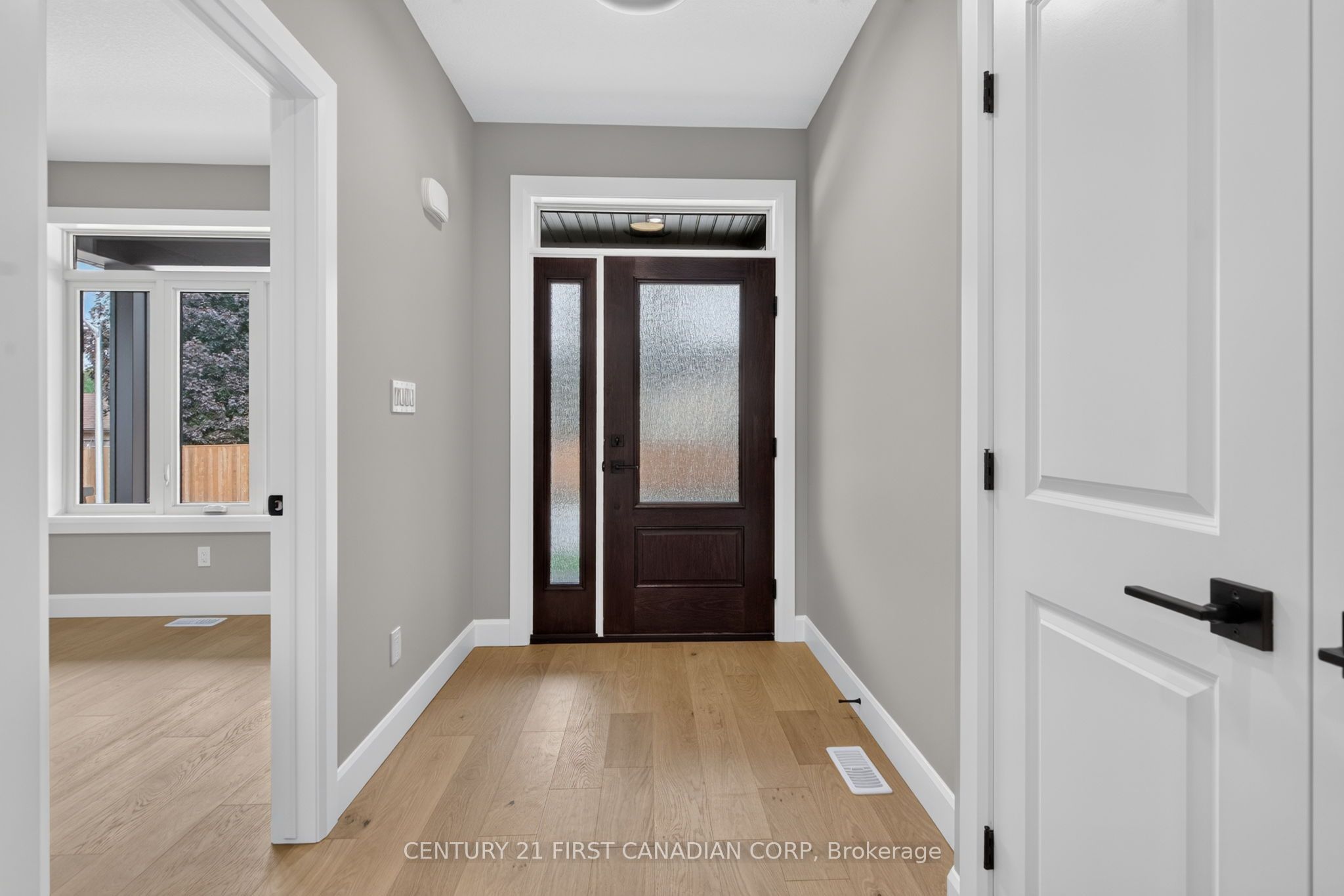 430 Head Street N 4 Property Photo 4
