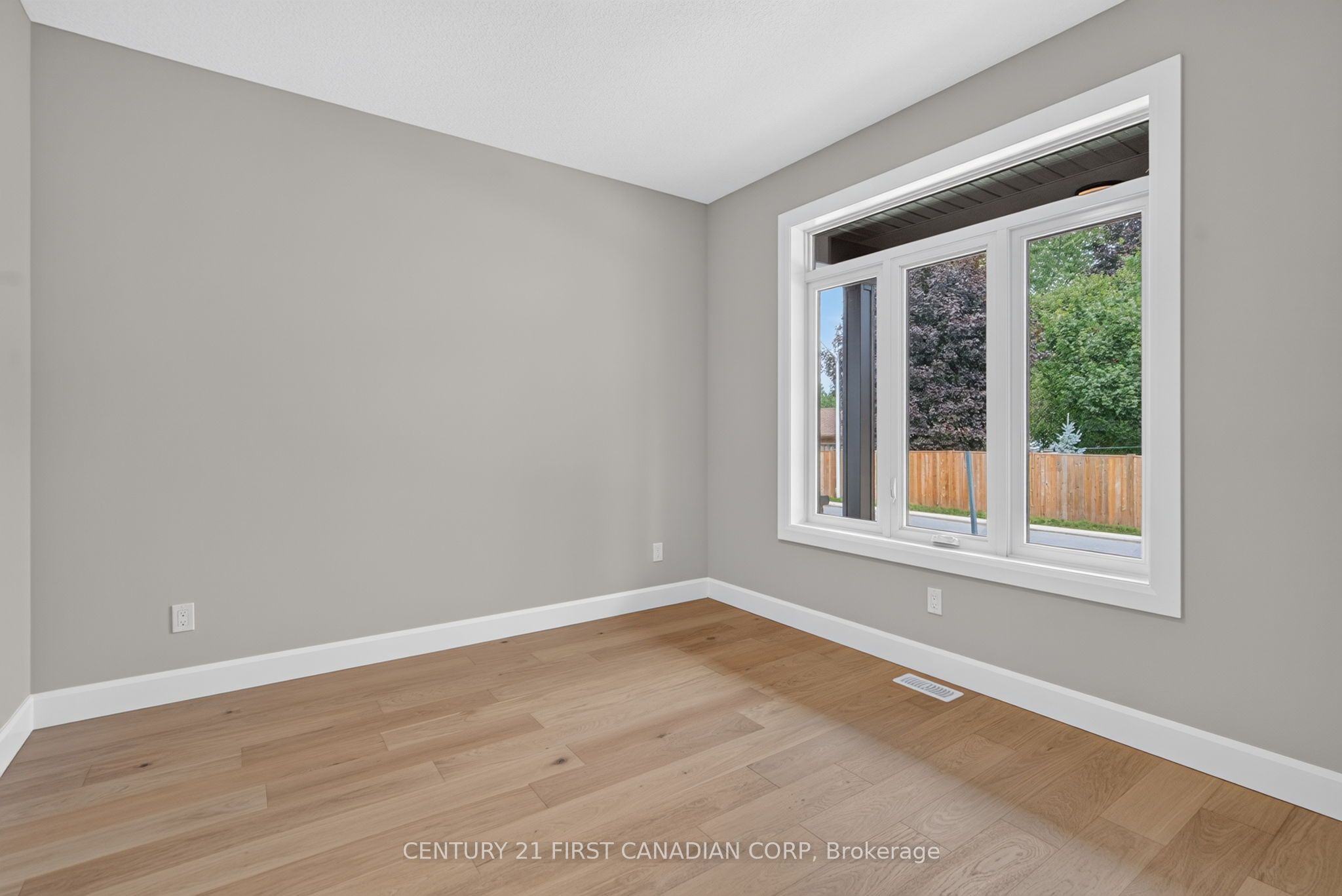 430 Head Street N 4 Property Photo 7
