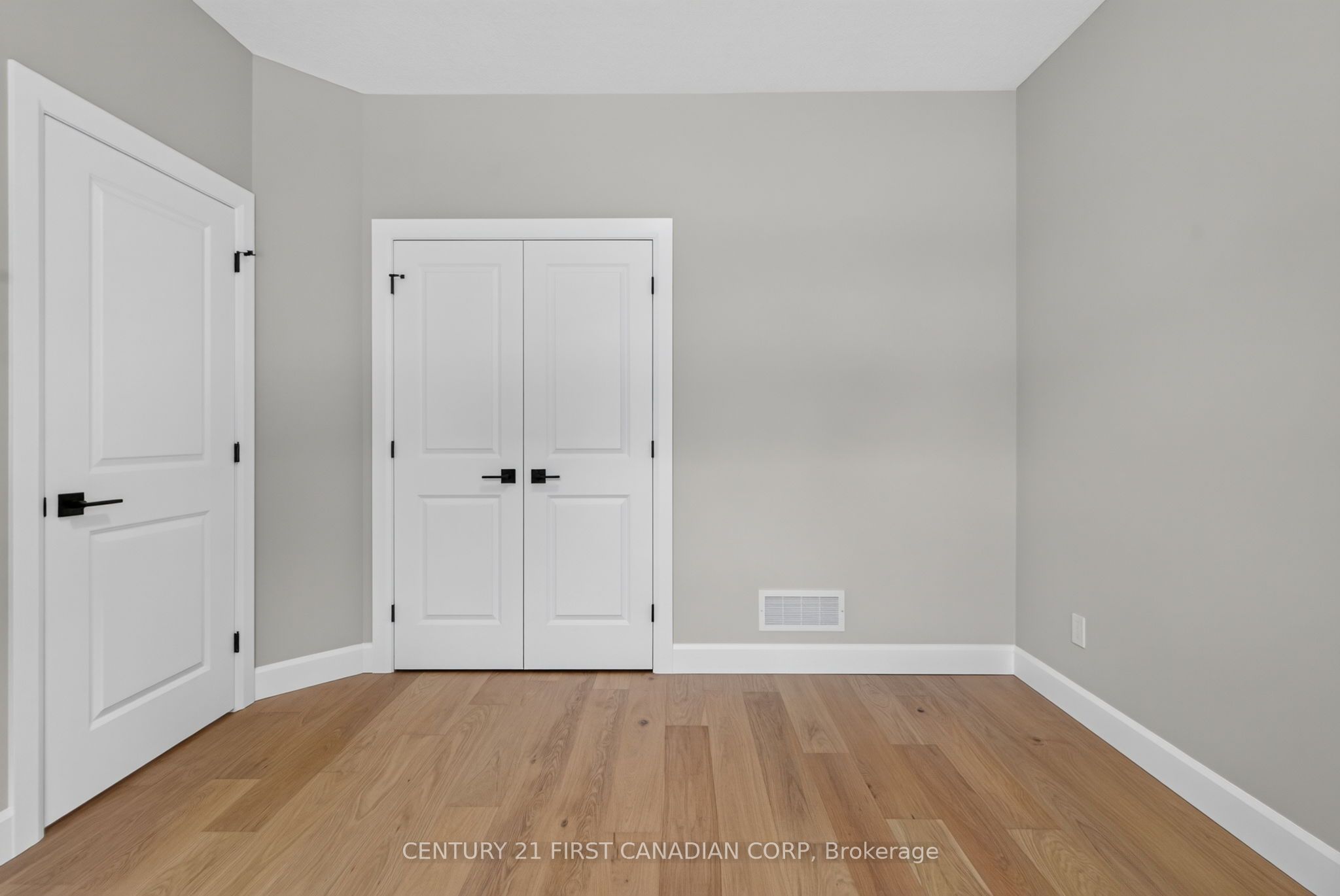 430 Head Street N 4 Property Photo 8