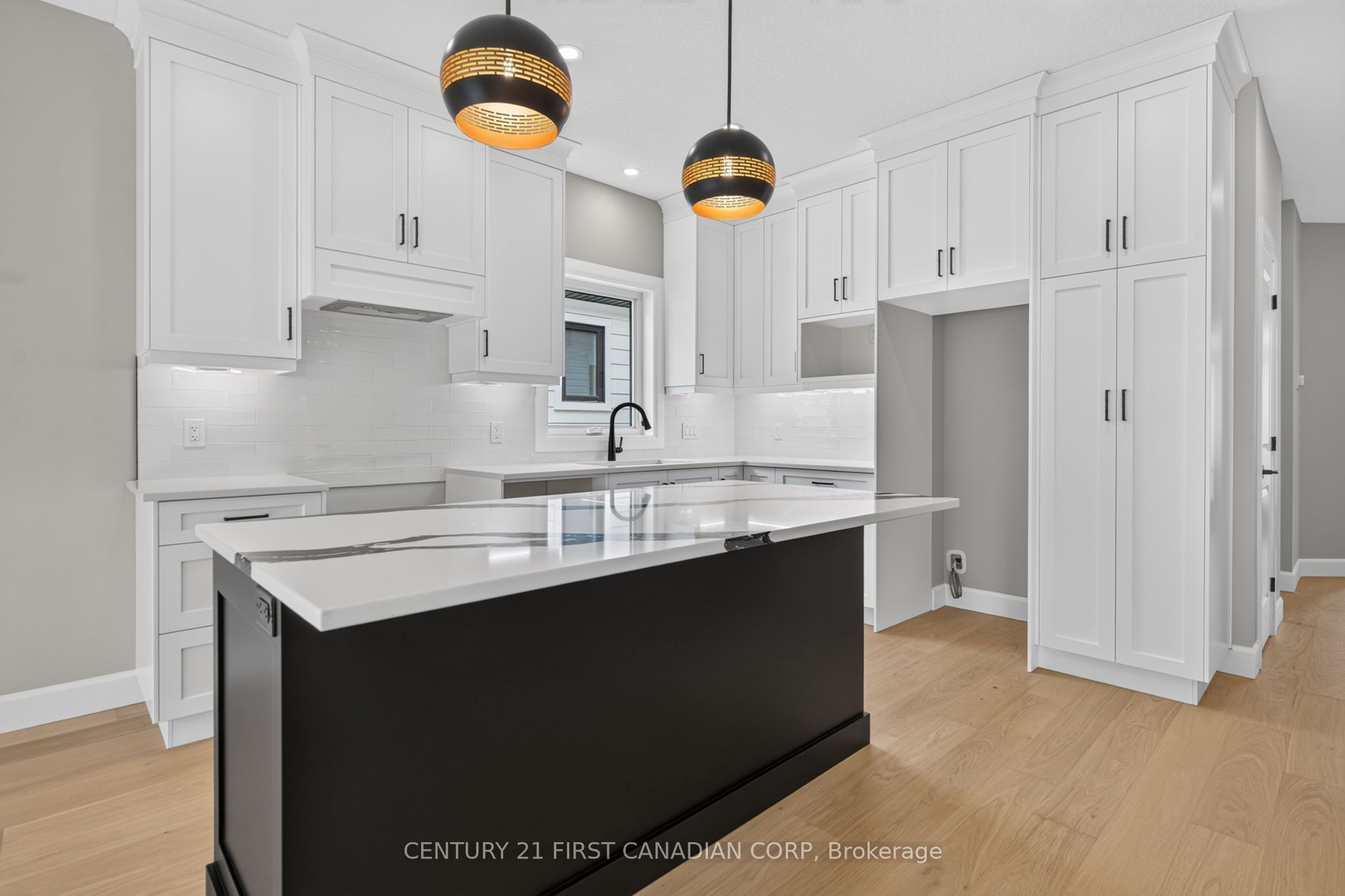 430 Head Street N 4 Property Photo 12