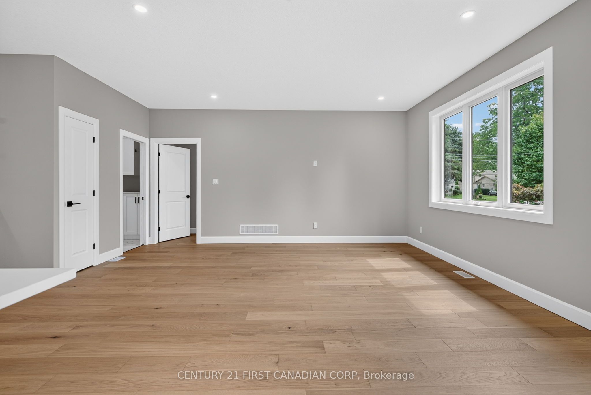 430 Head Street N 4 Property Photo 14
