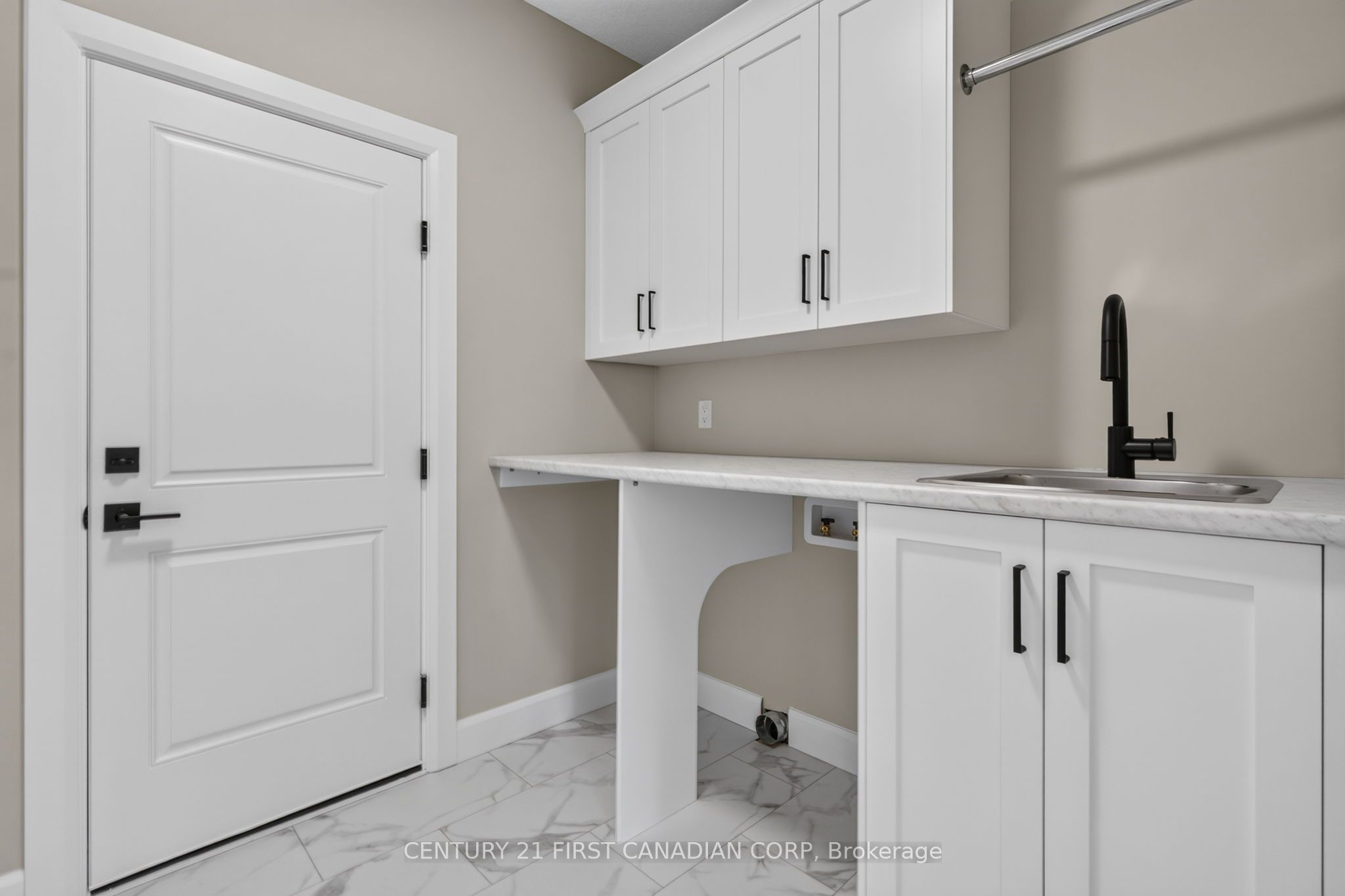 430 Head Street N 4 Property Photo 18