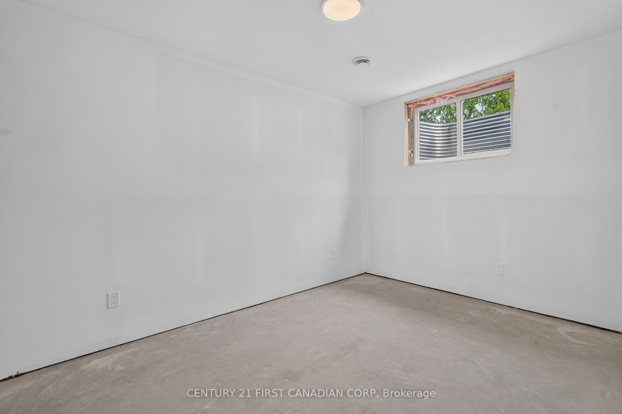 430 Head Street N 4 Property Photo 27