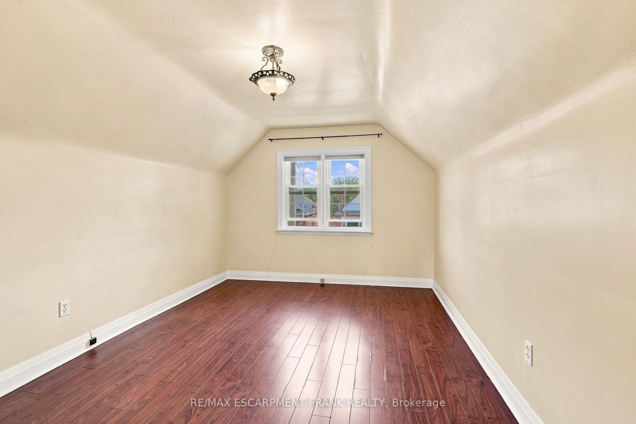 38 Garside Avenue S Property Photo 27