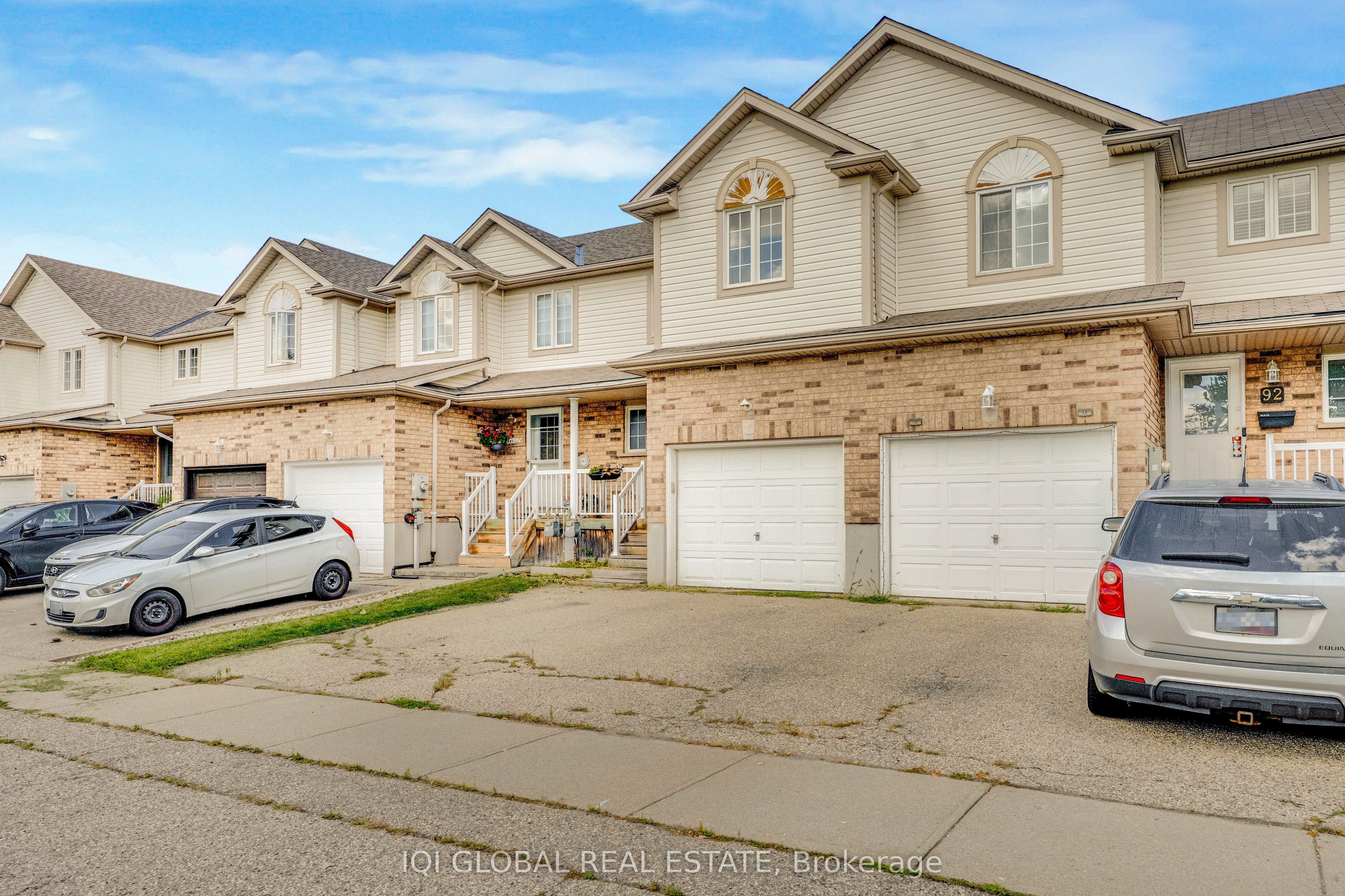 94 N Foxglove Crescent N Property Photo 3