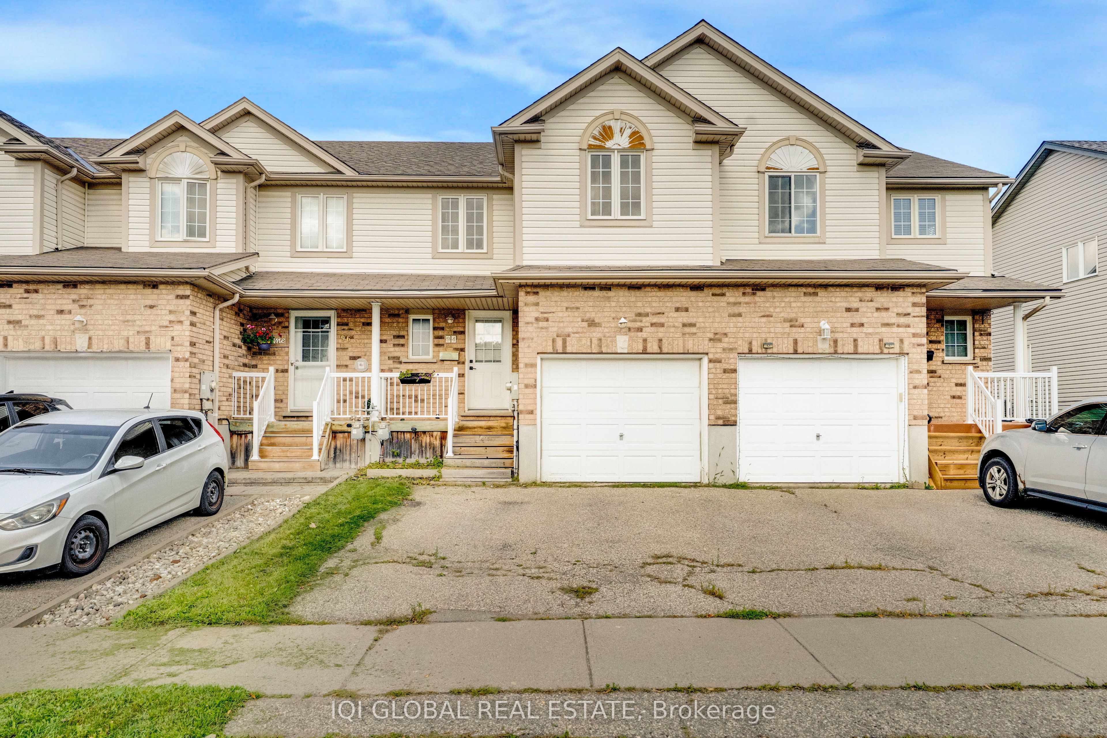 94 N Foxglove Crescent N Property Photo 5