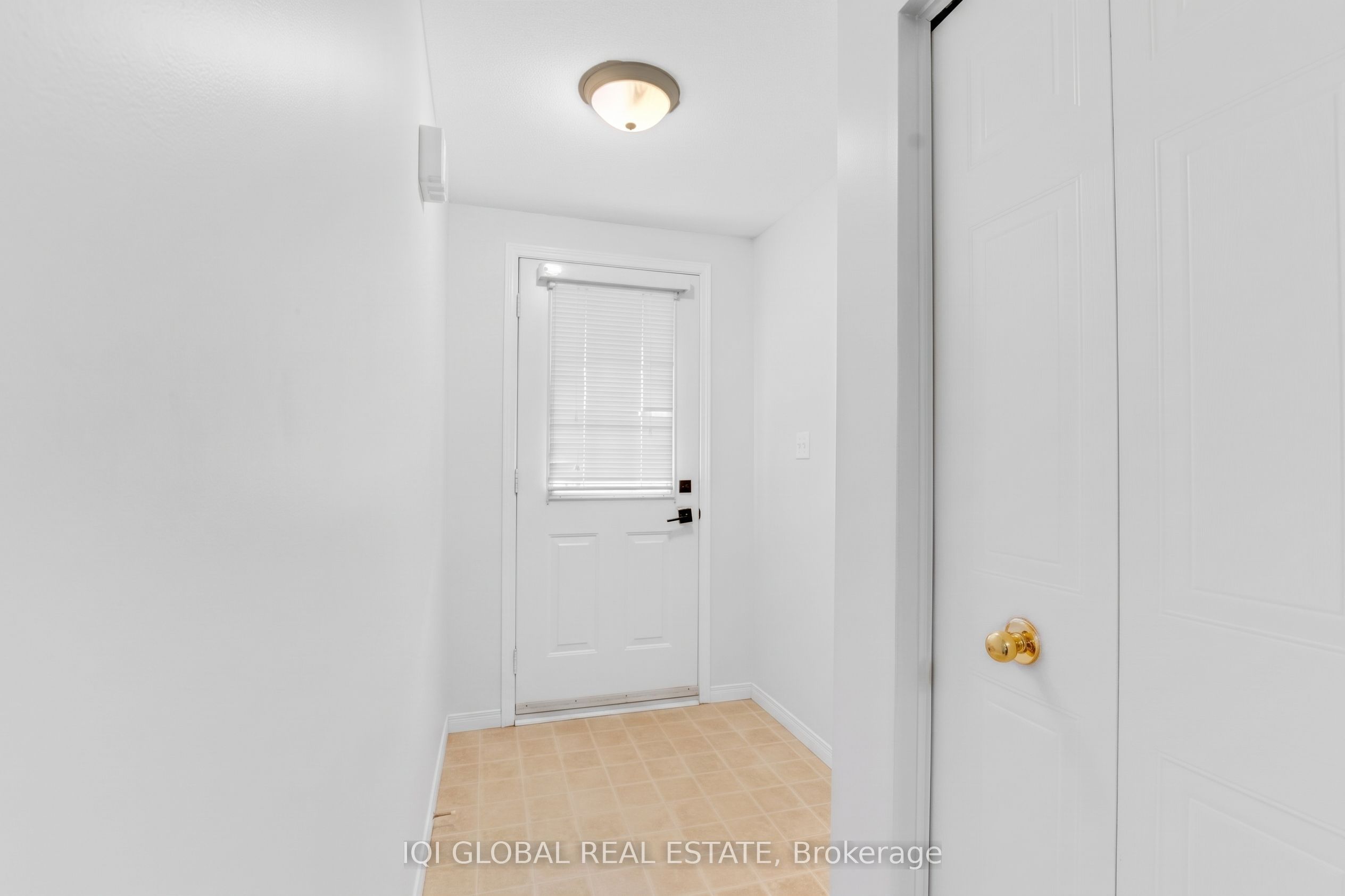 94 N Foxglove Crescent N Property Photo 8