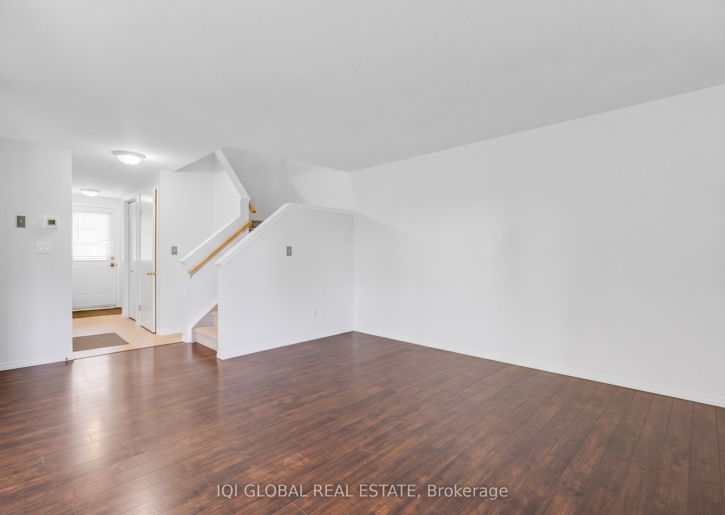 94 N Foxglove Crescent N Property Photo 11