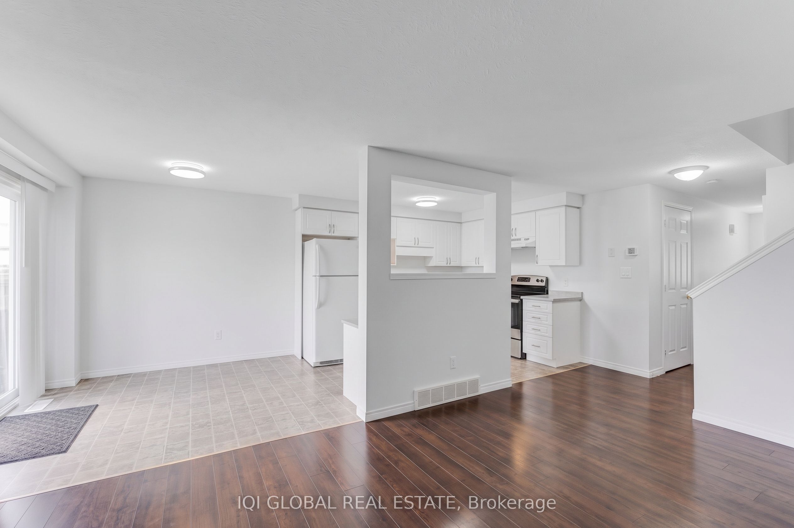 94 N Foxglove Crescent N Property Photo 12