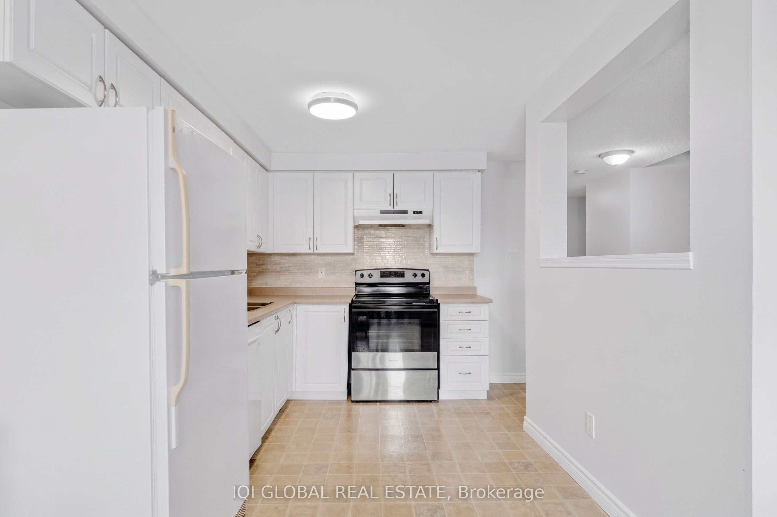 94 N Foxglove Crescent N Property Photo 13