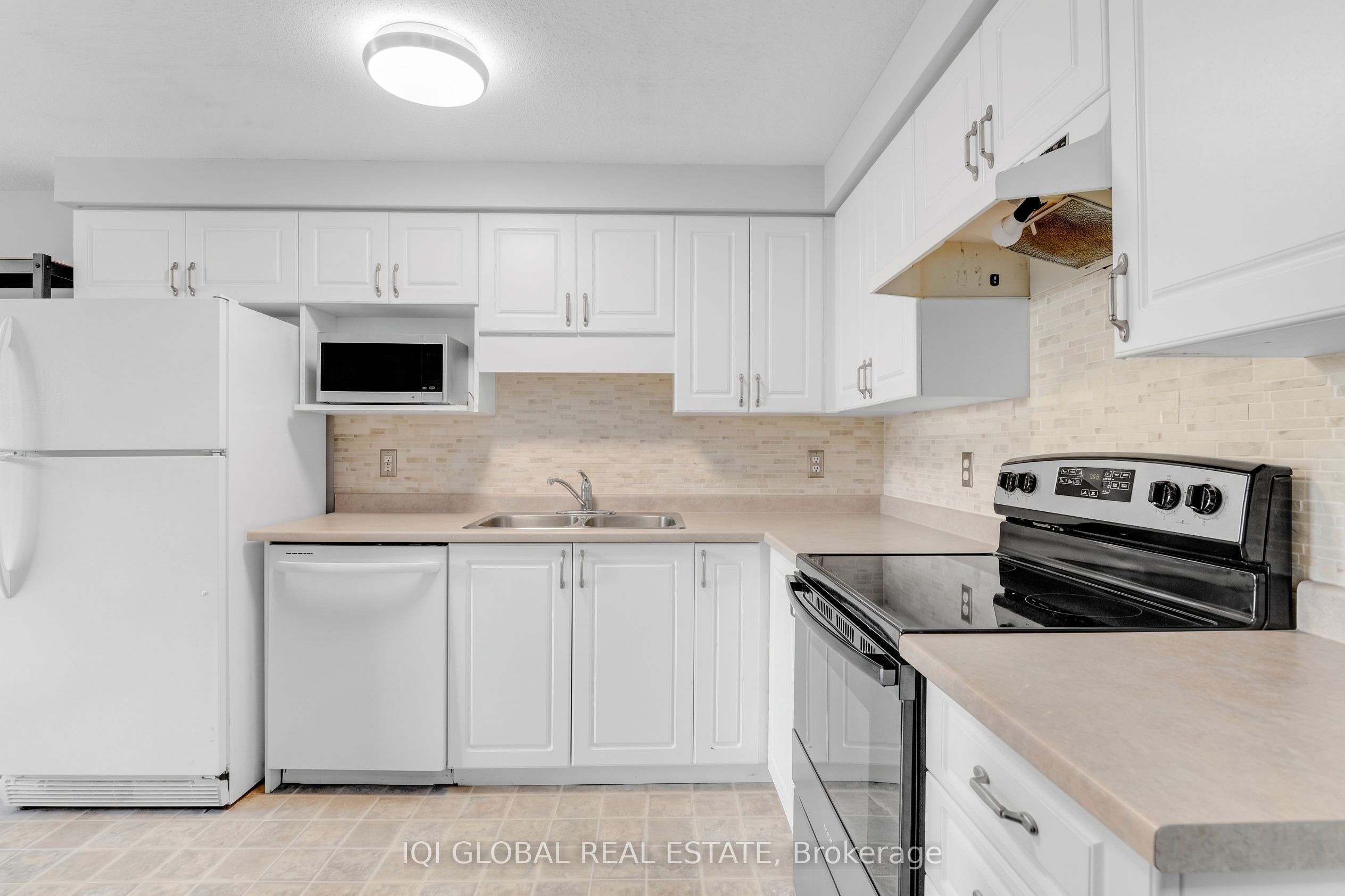 94 N Foxglove Crescent N Property Photo 14