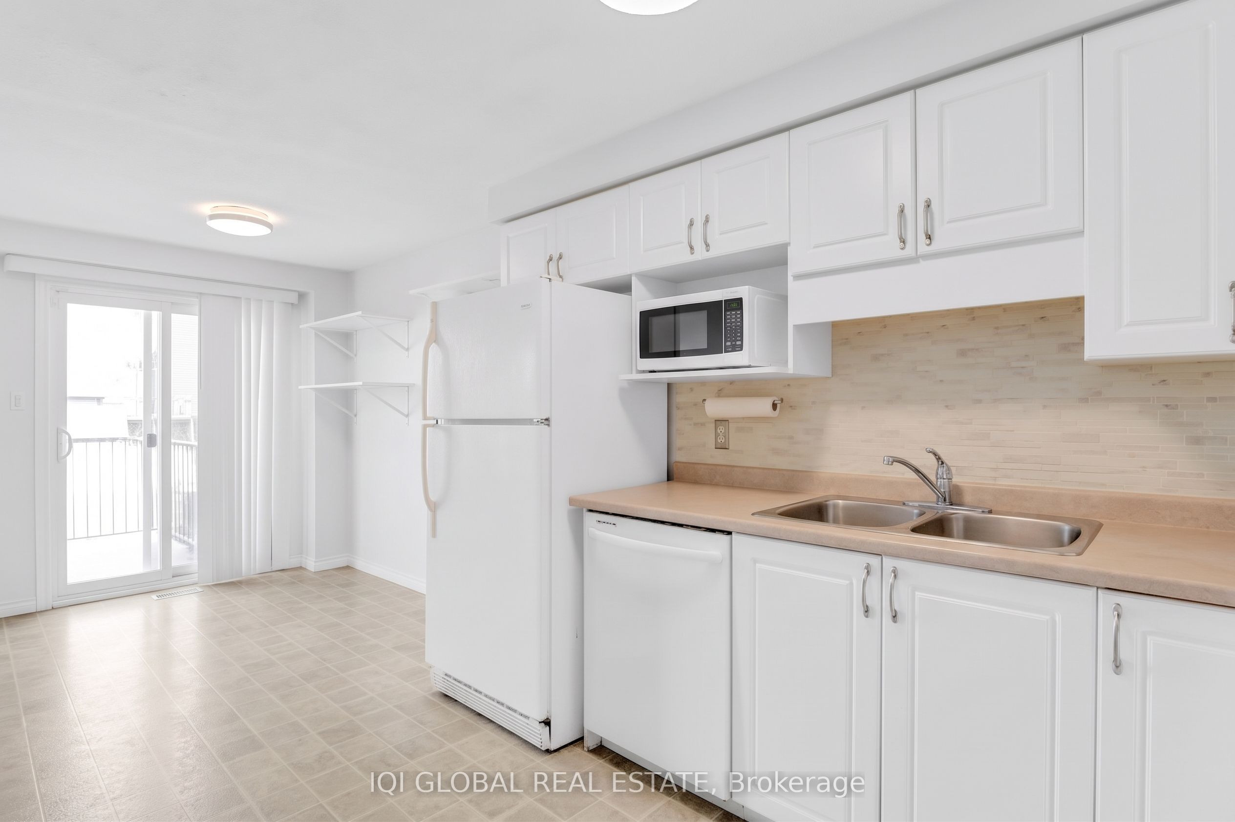 94 N Foxglove Crescent N Property Photo 15