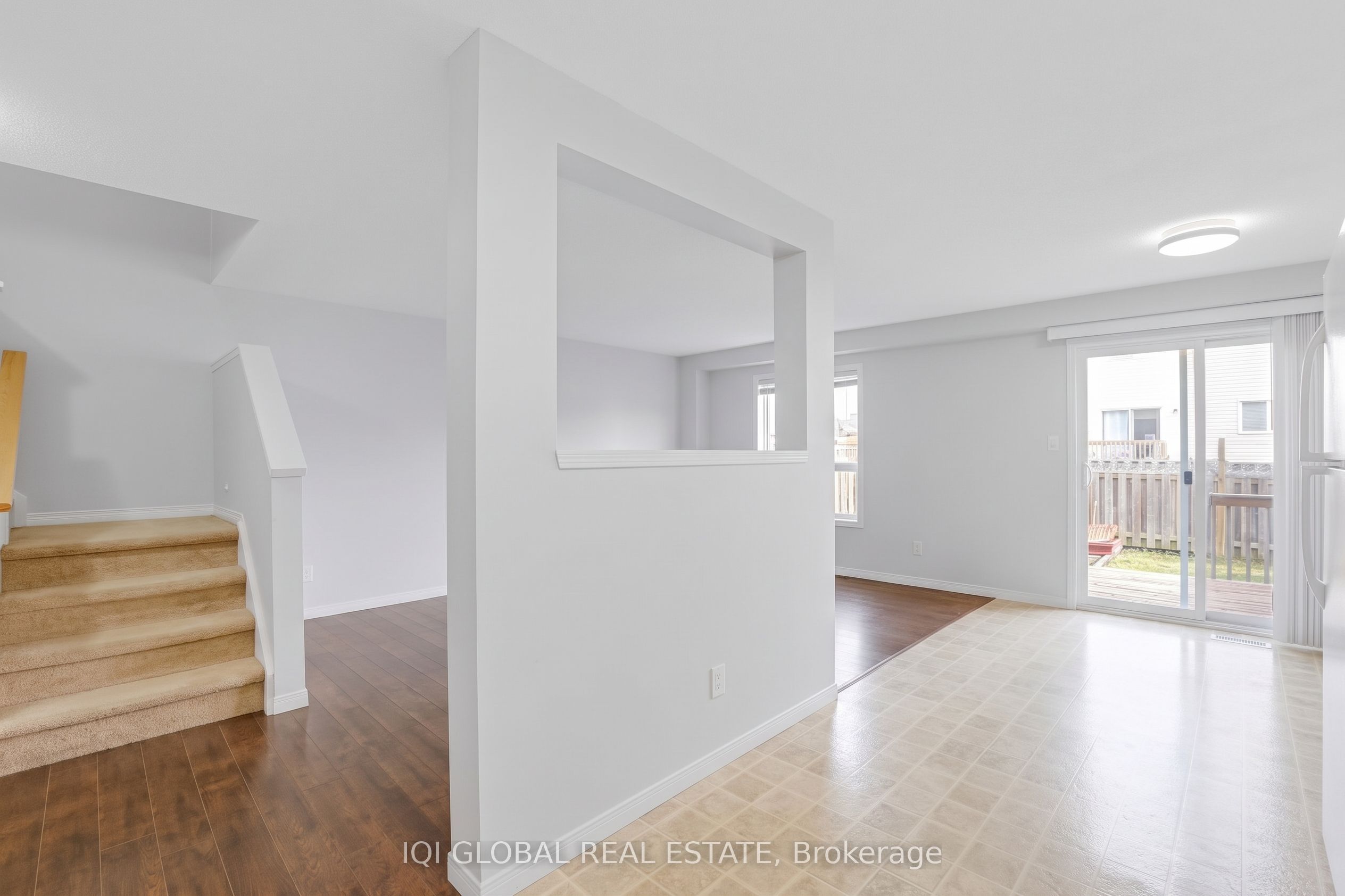 94 N Foxglove Crescent N Property Photo 16