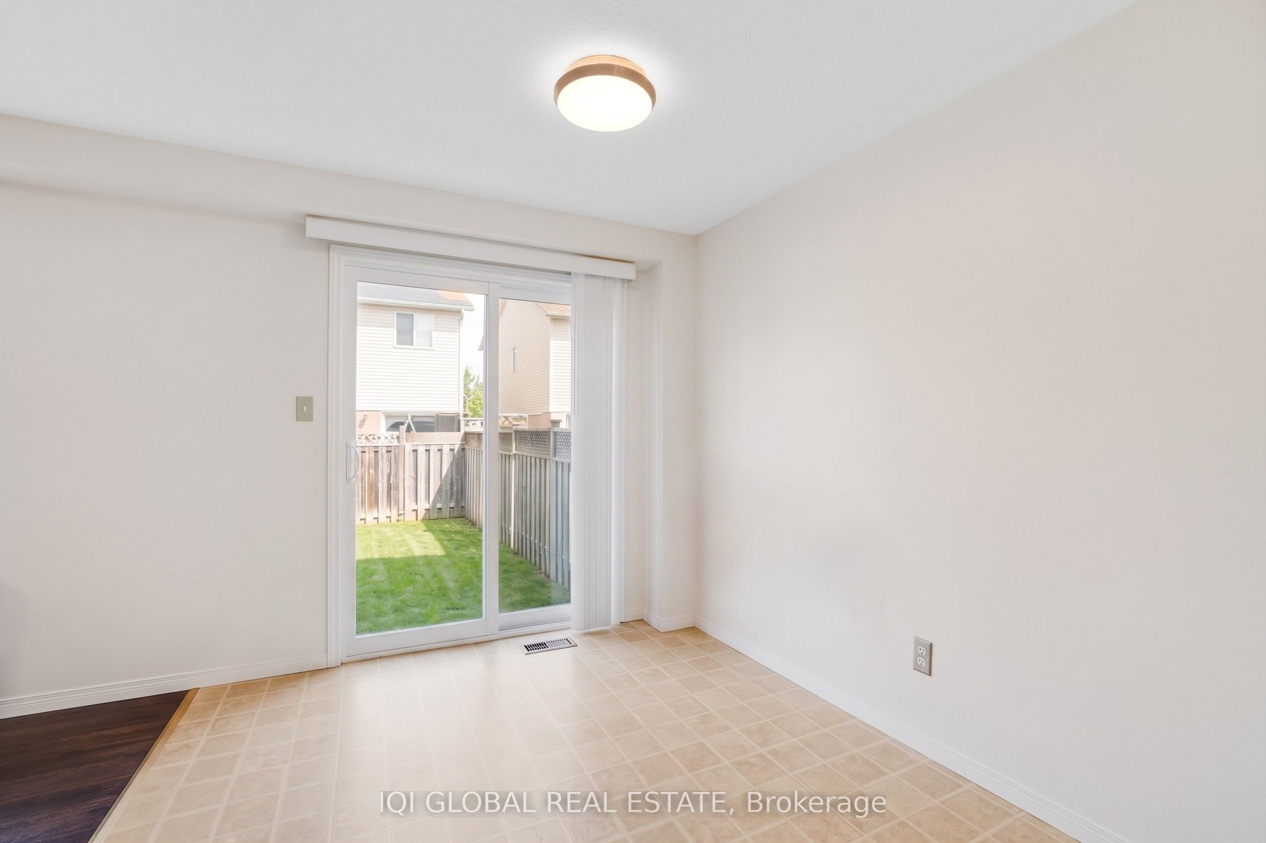 94 N Foxglove Crescent N Property Photo 18