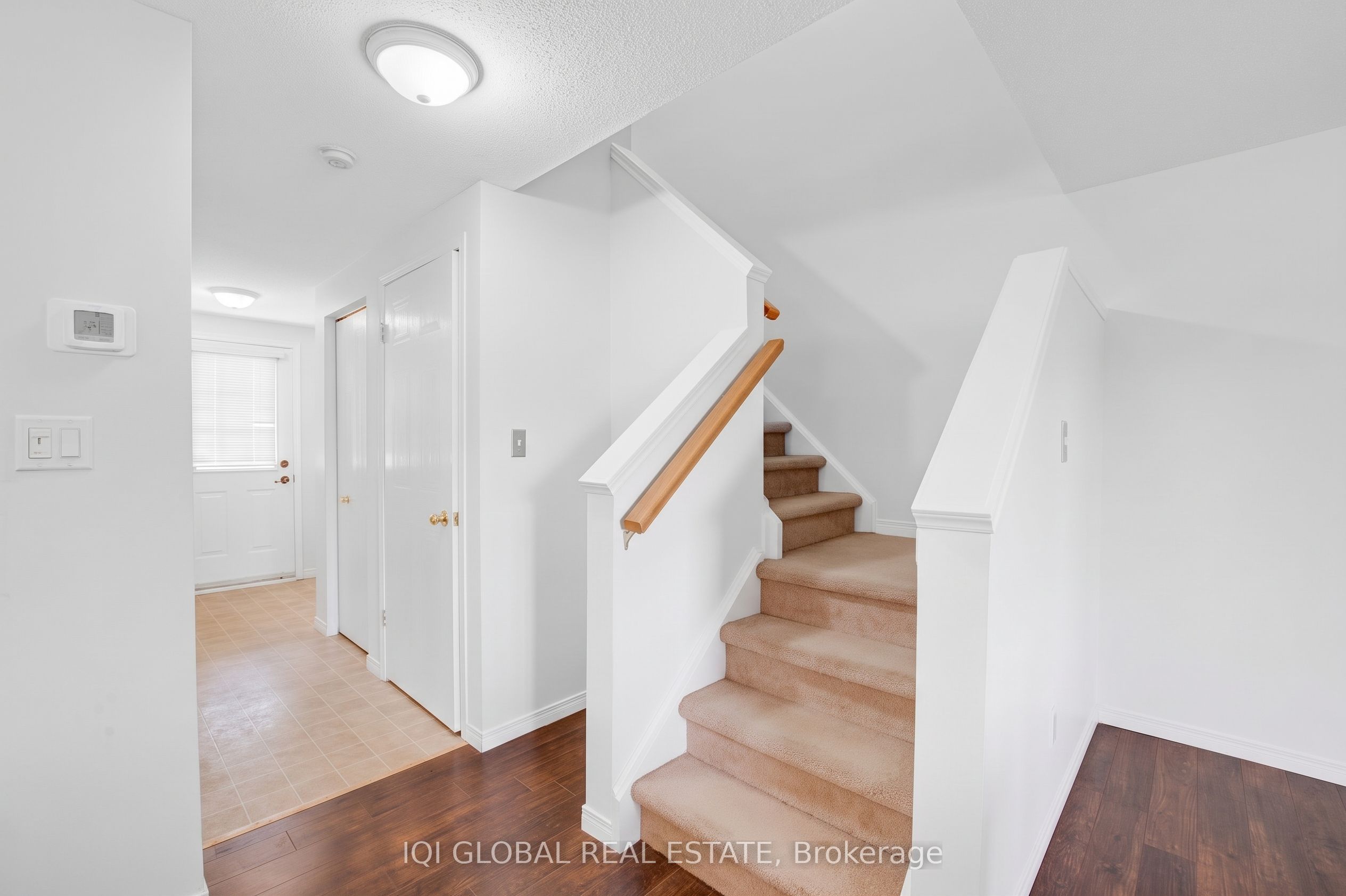 94 N Foxglove Crescent N Property Photo 20