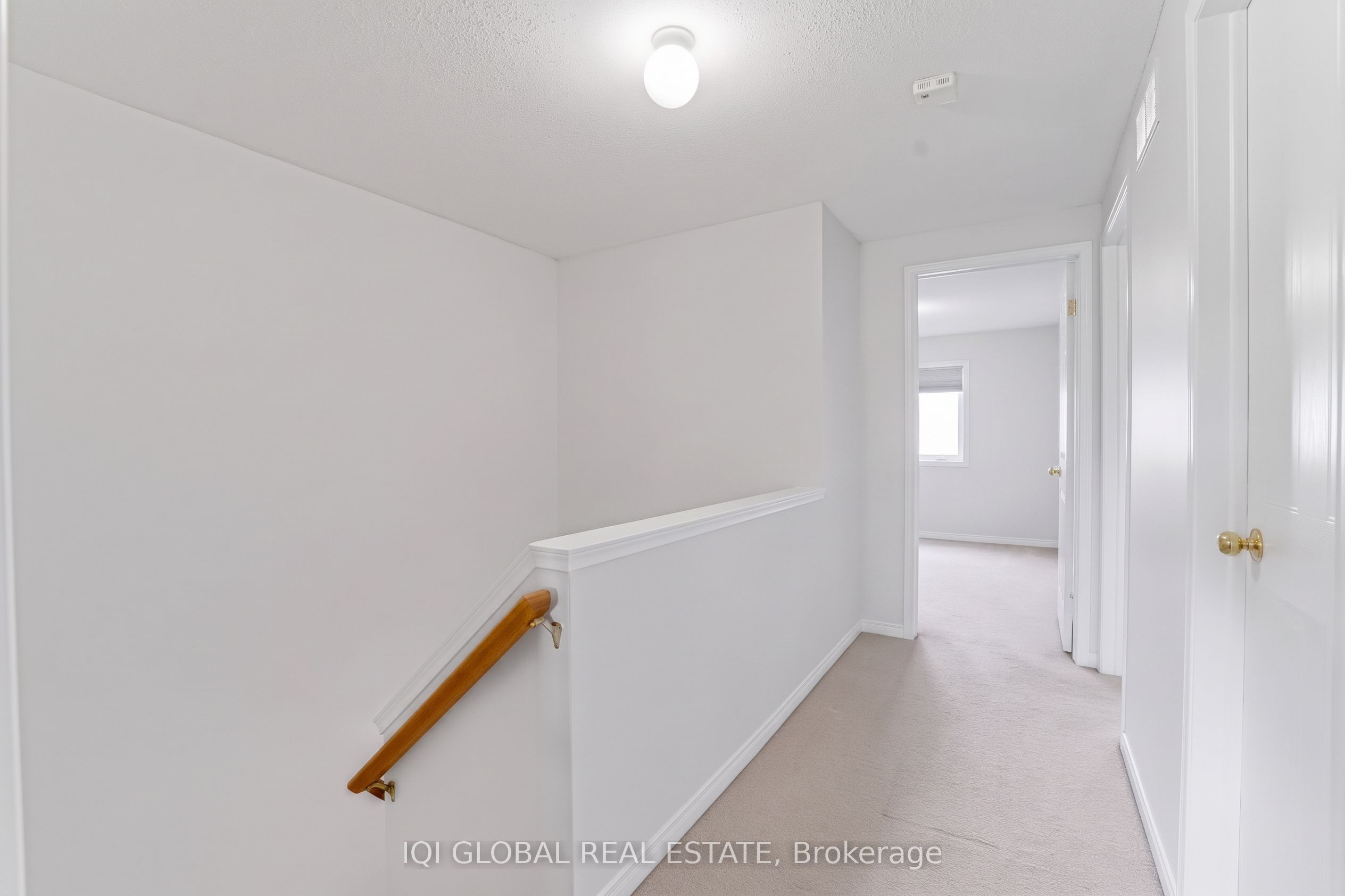 94 N Foxglove Crescent N Property Photo 21