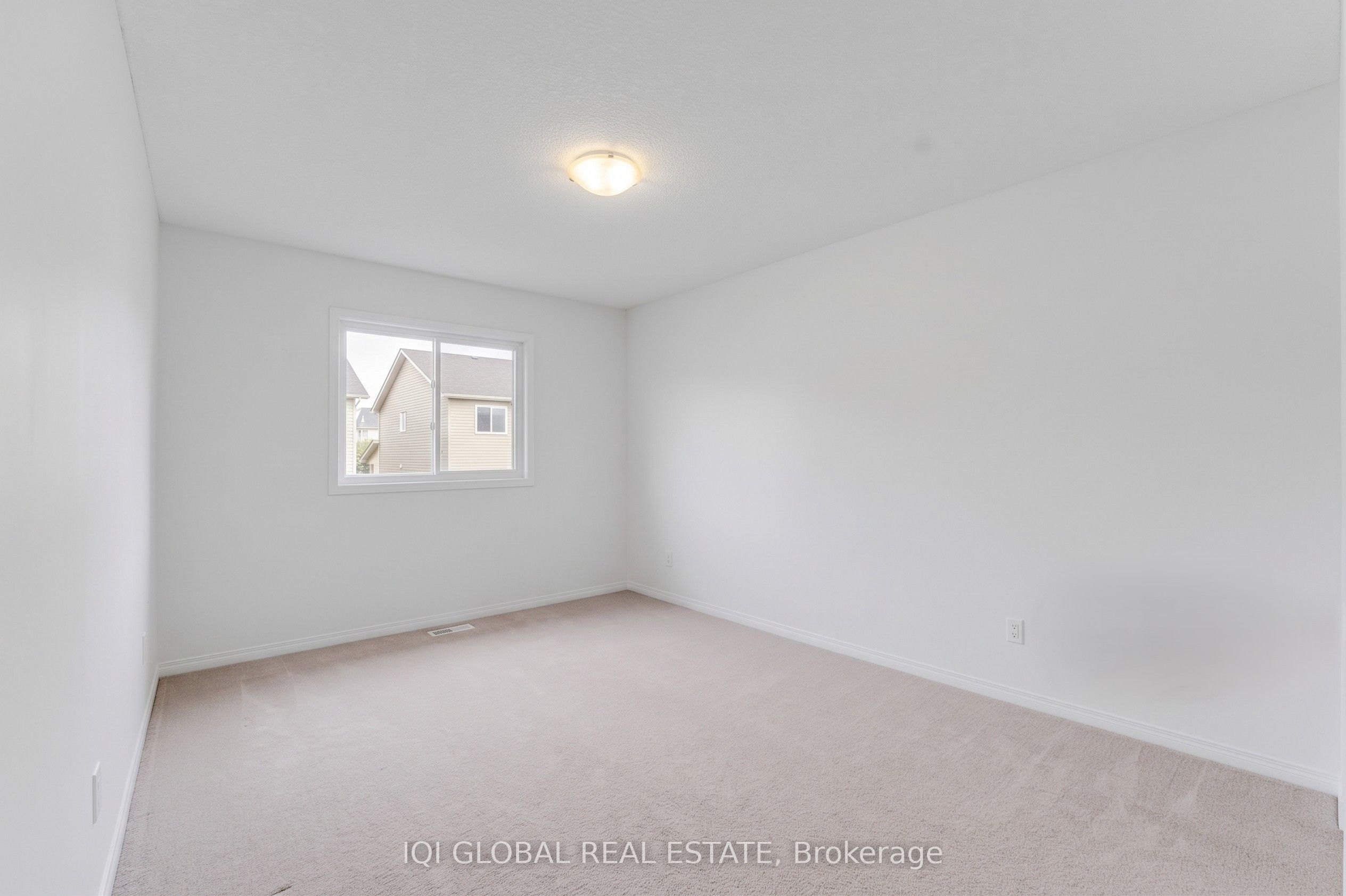 94 N Foxglove Crescent N Property Photo 26