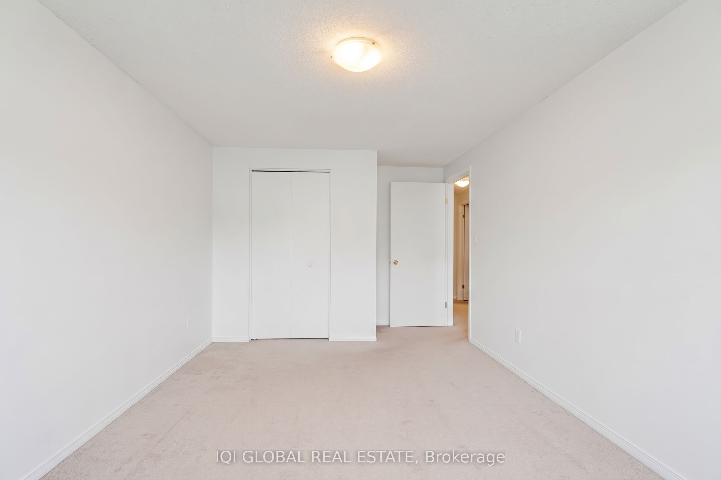 94 N Foxglove Crescent N Property Photo 27