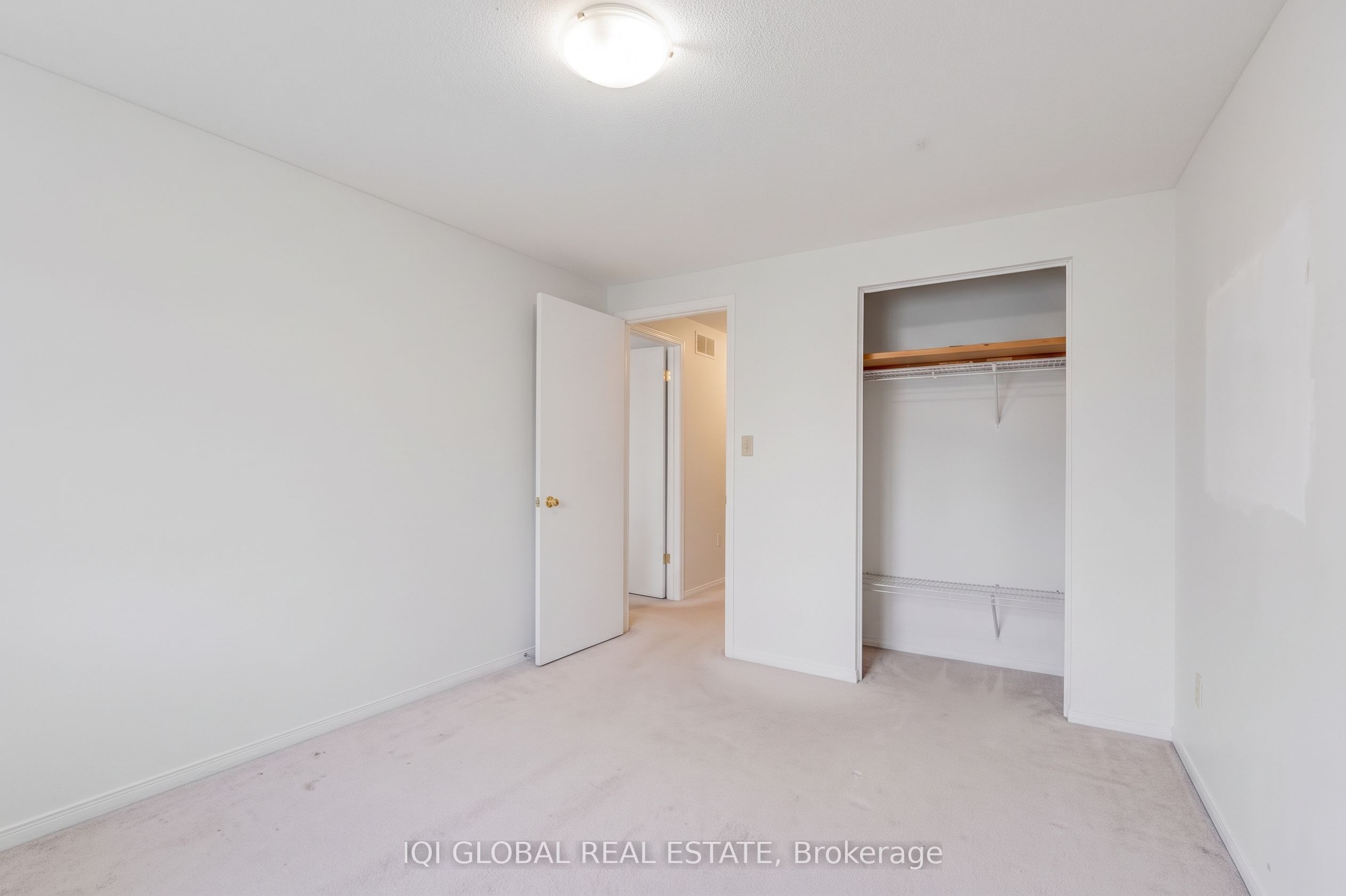 94 N Foxglove Crescent N Property Photo 30