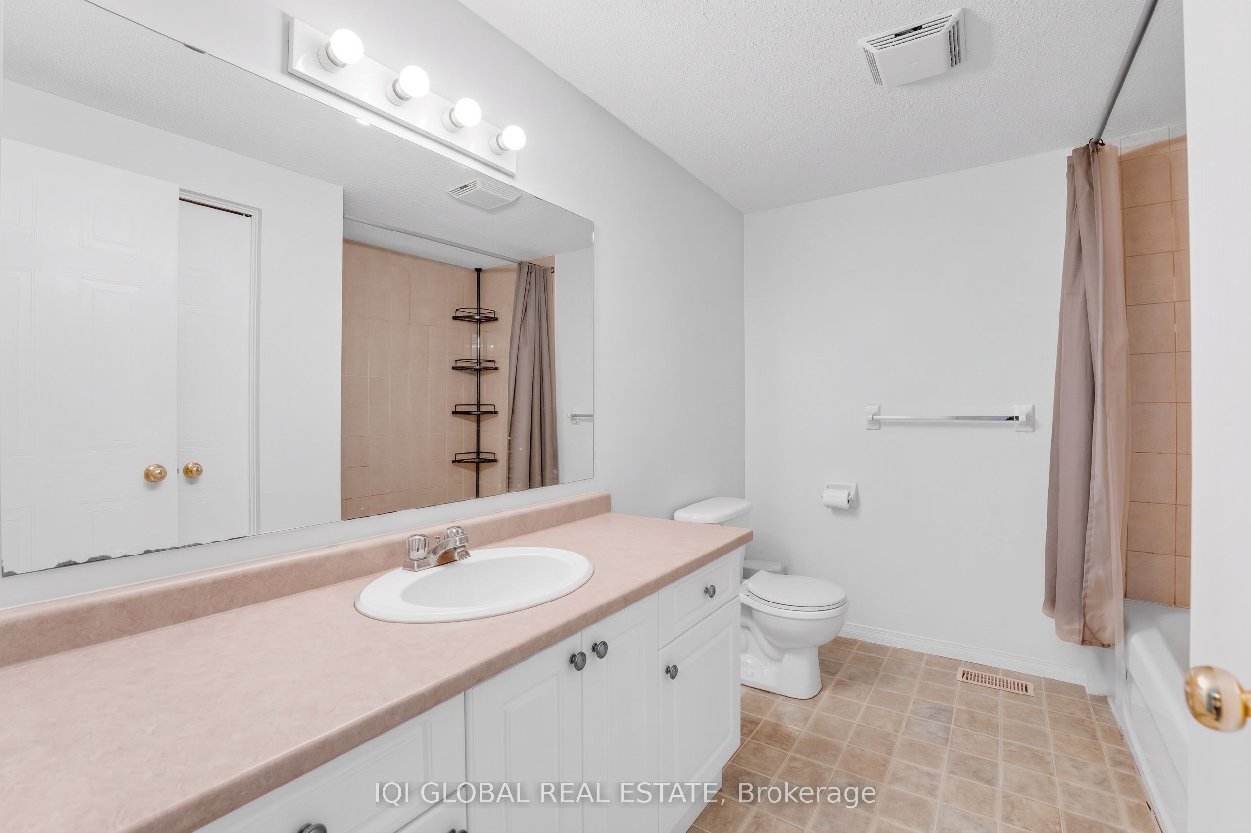 94 N Foxglove Crescent N Property Photo 31