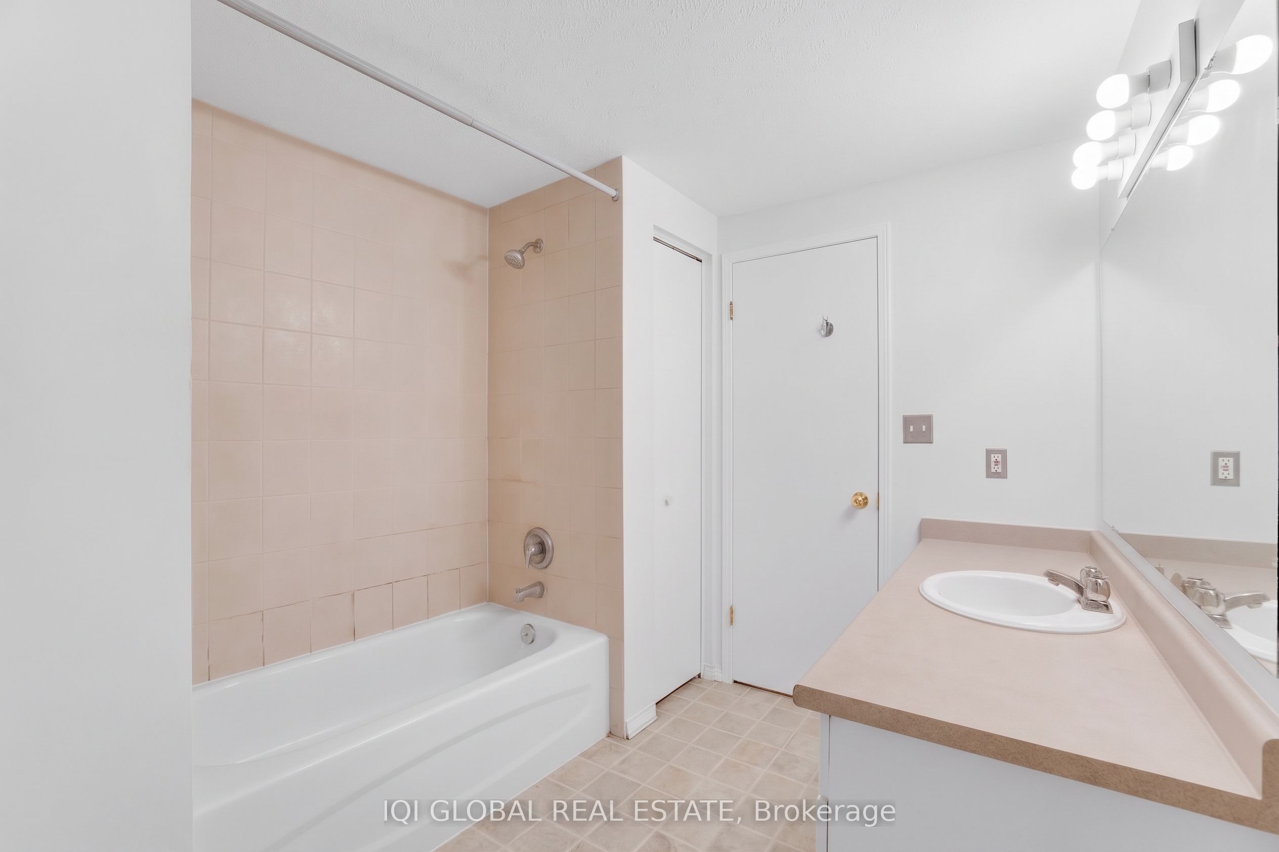 94 N Foxglove Crescent N Property Photo 32