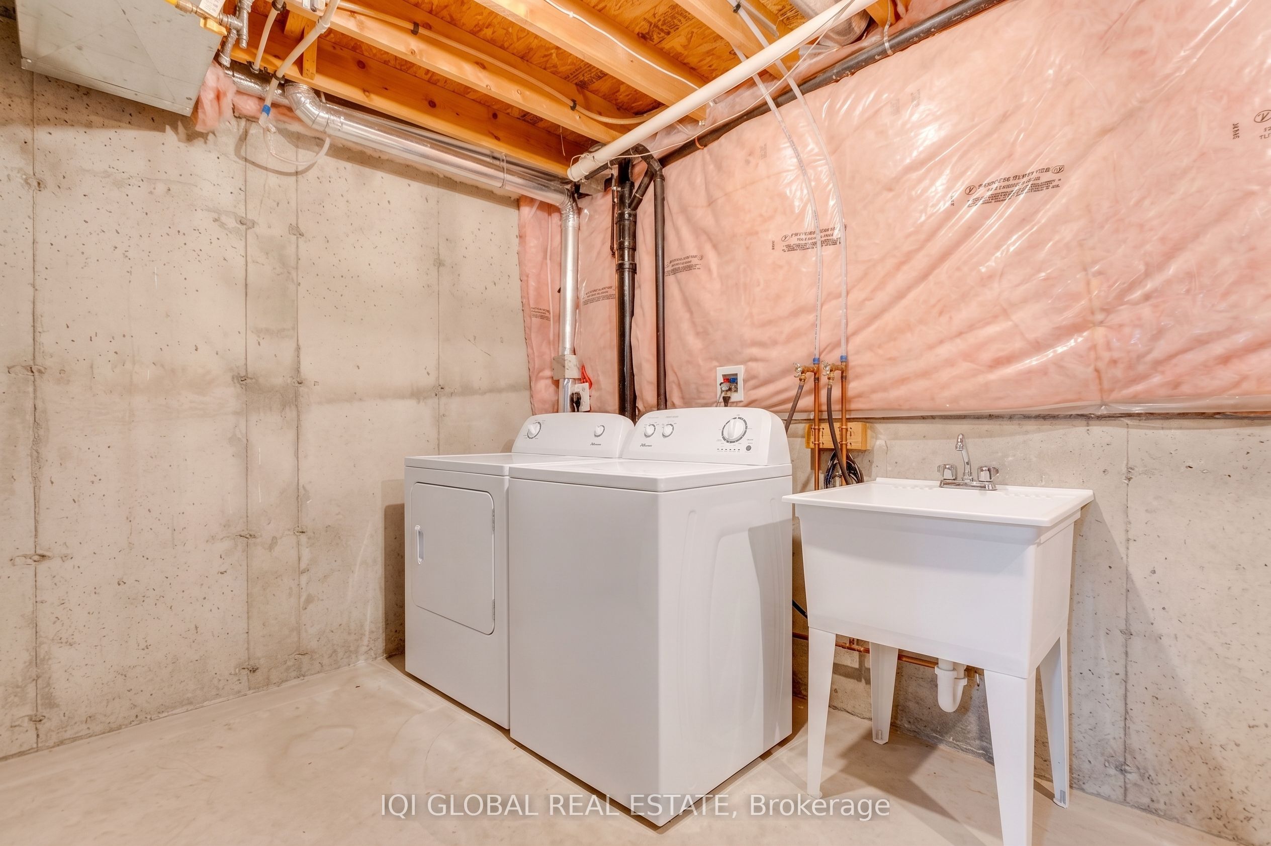 94 N Foxglove Crescent N Property Photo 34