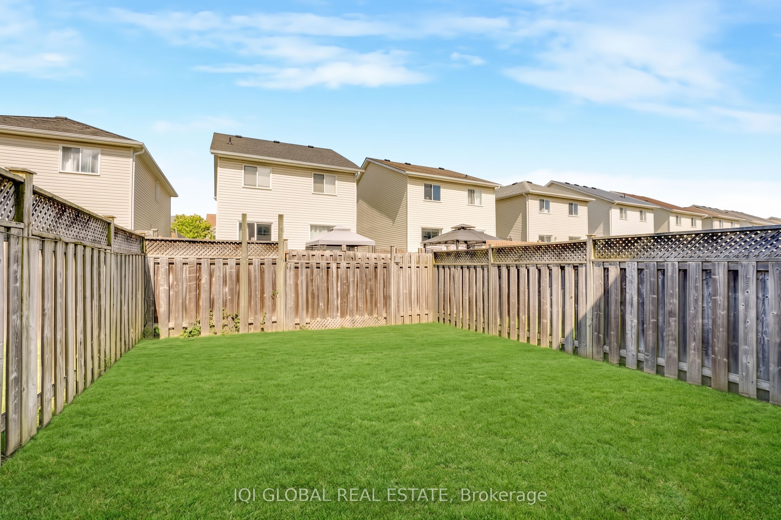 94 N Foxglove Crescent N Property Photo 35