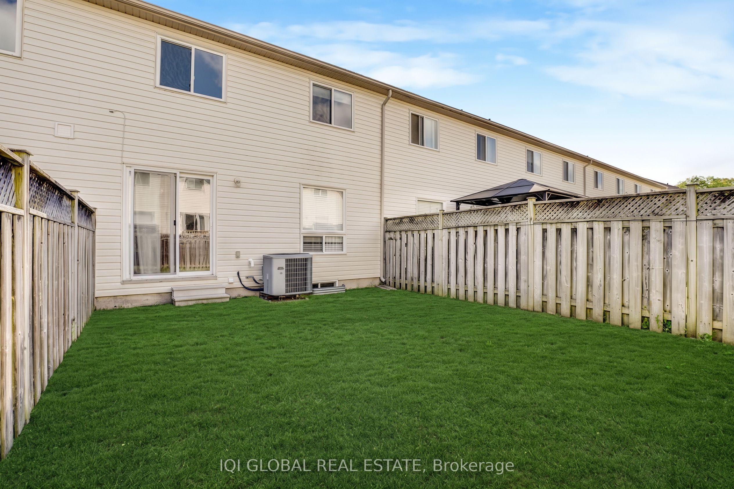 94 N Foxglove Crescent N Property Photo 36