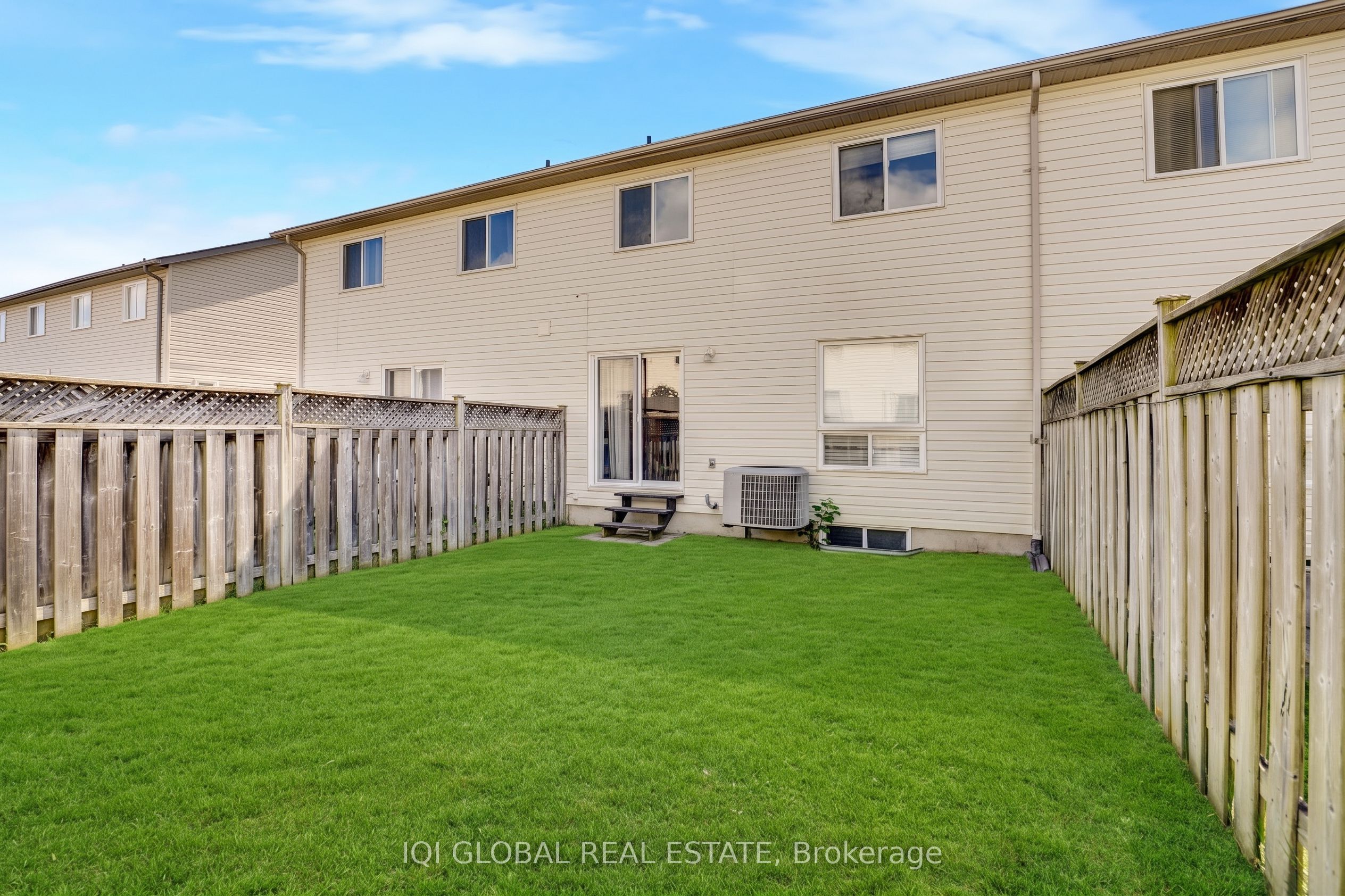 94 N Foxglove Crescent N Property Photo 37