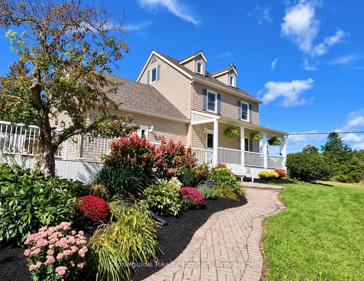 1611 Parkhill Road W Property Photo 4