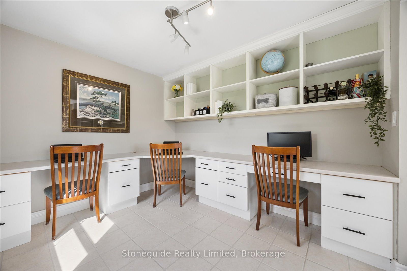 1611 Parkhill Road W Property Photo 11