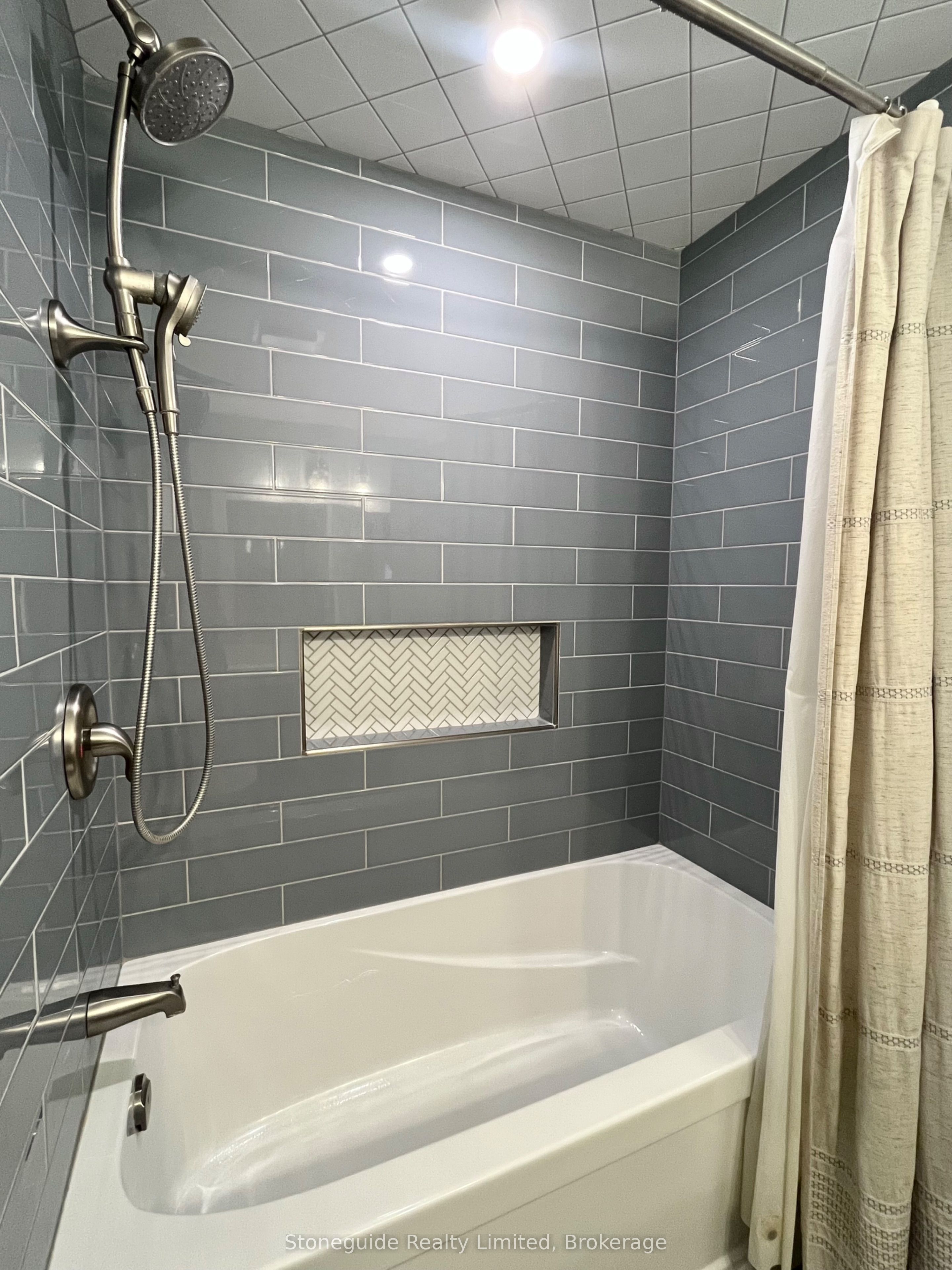1611 Parkhill Road W Property Photo 22