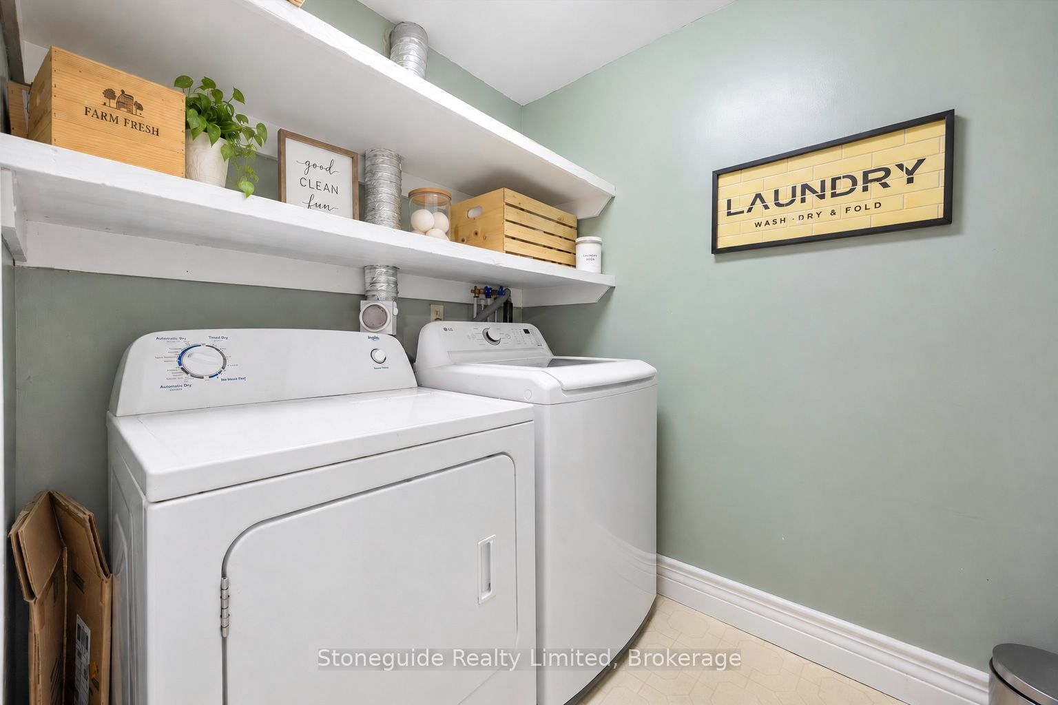 1611 Parkhill Road W Property Photo 25