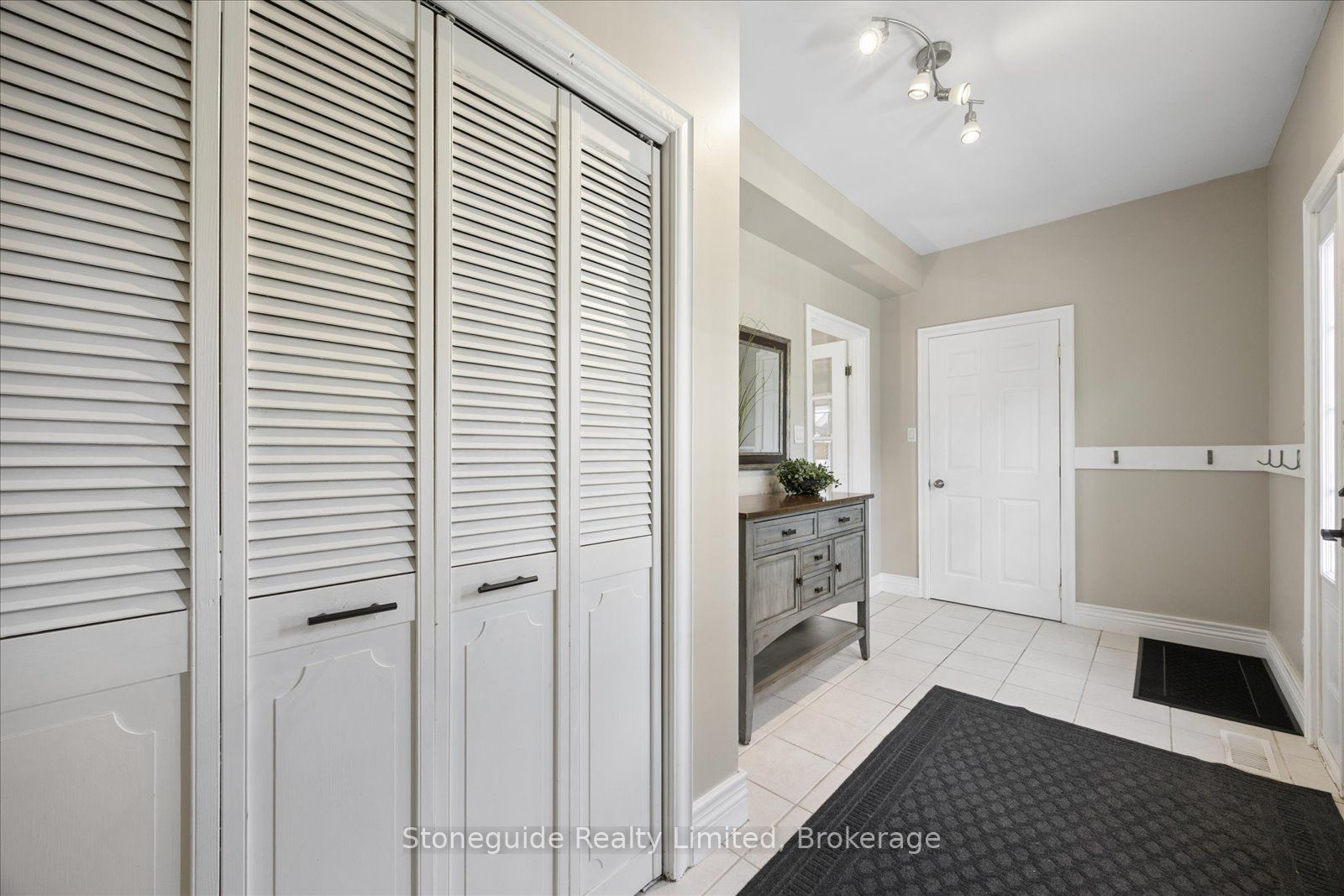 1611 Parkhill Road W Property Photo 27