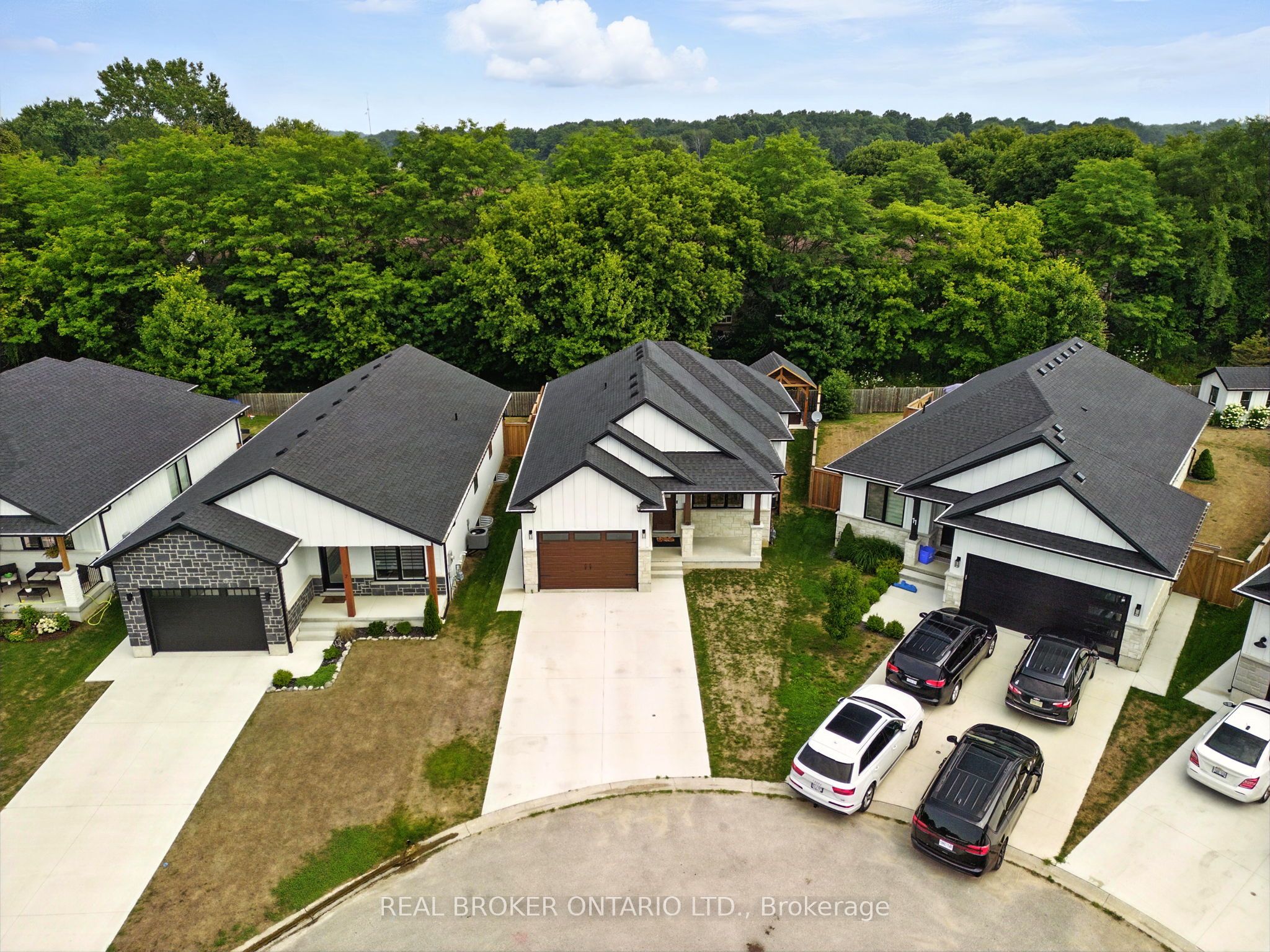 9 Macneil Court Property Photo 36