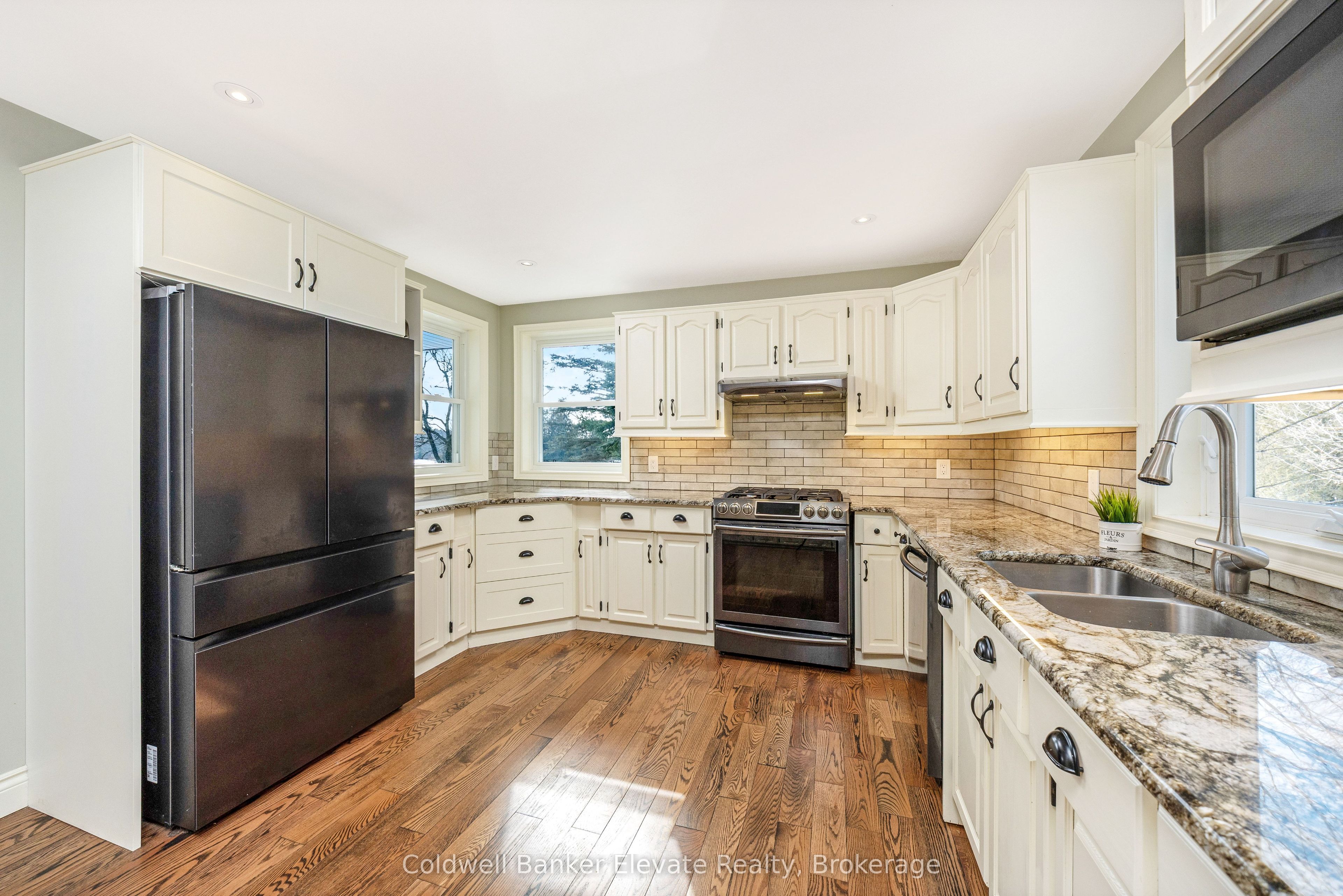213136 10th Line Property Photo 16