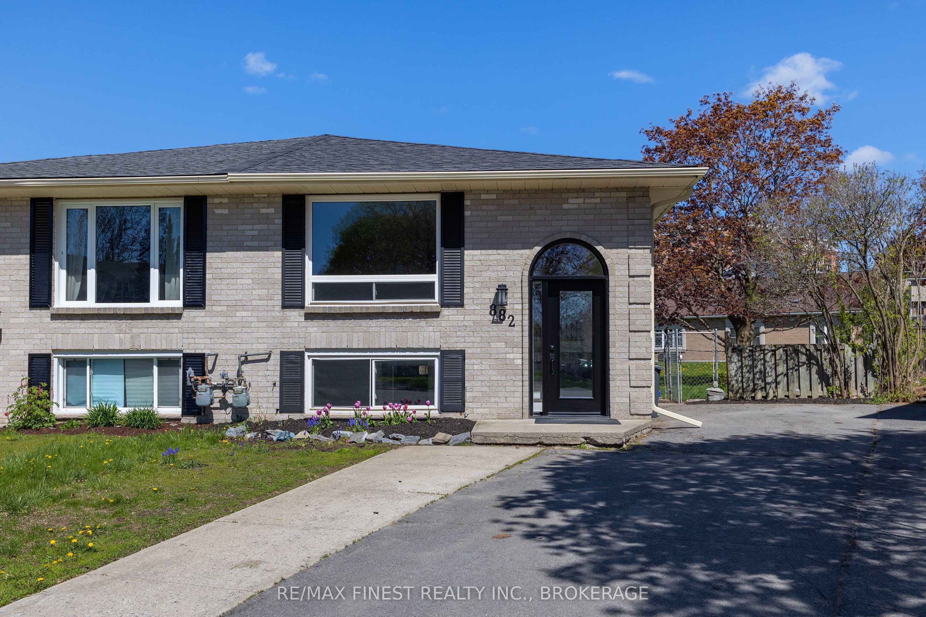 882 Beaconhill Court Property Photo 2